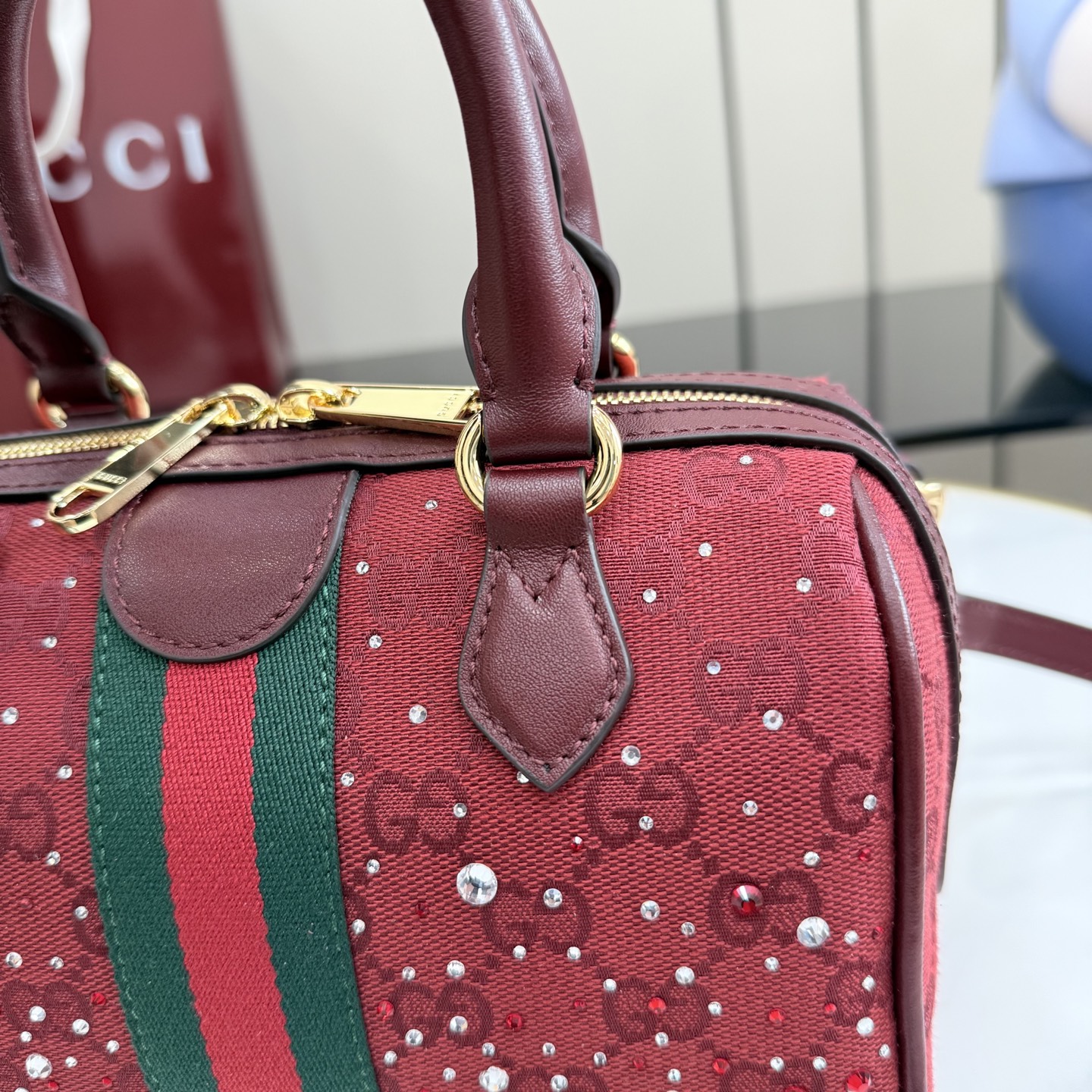 Gucci Ophidia系列以标志性条纹织带与浅金色调双G标识致敬品牌传承