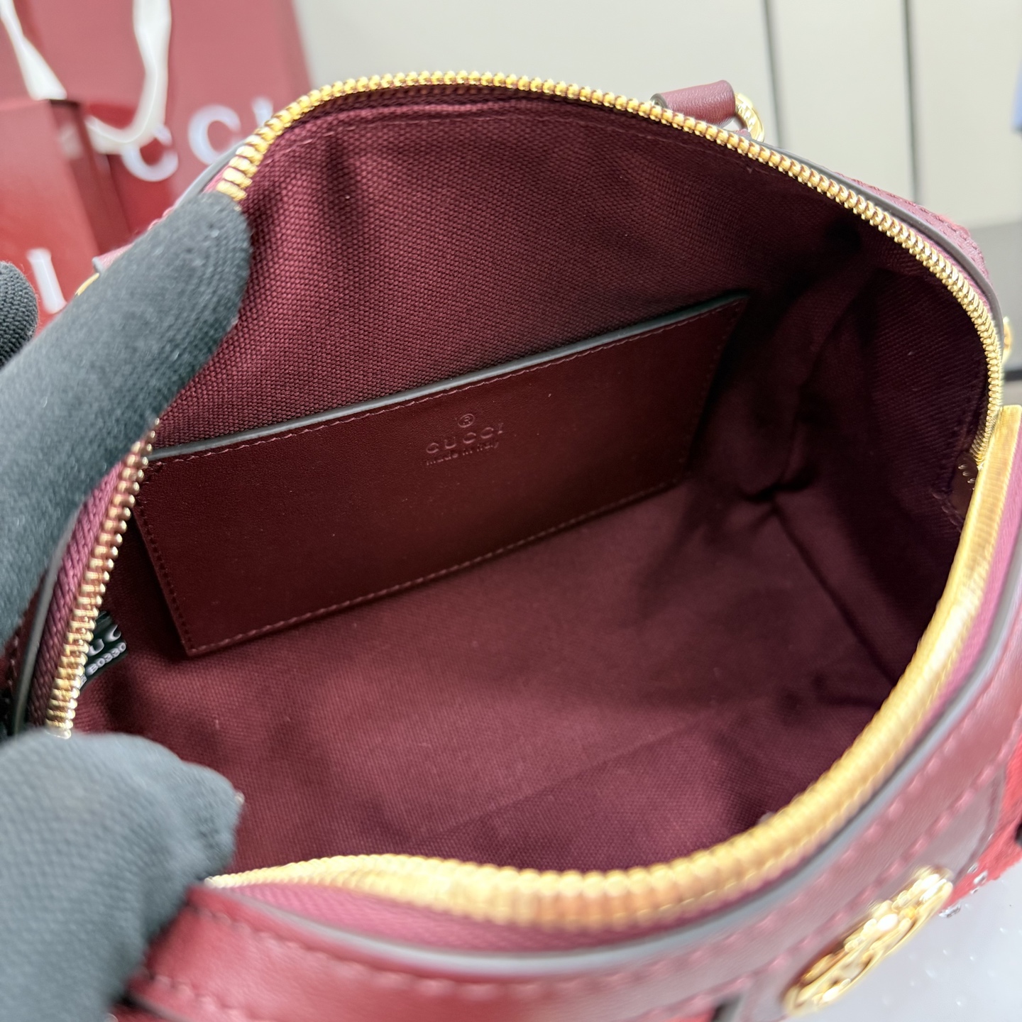 Gucci Ophidia系列以标志性条纹织带与浅金色调双G标识致敬品牌传承
