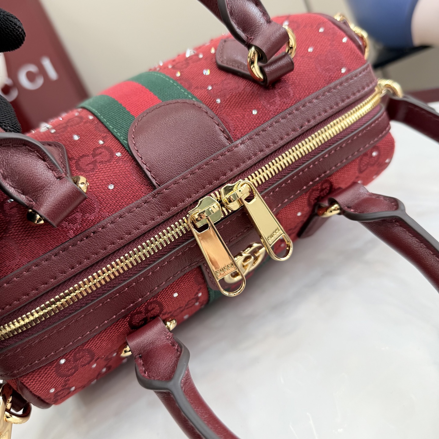 Gucci Ophidia系列以标志性条纹织带与浅金色调双G标识致敬品牌传承