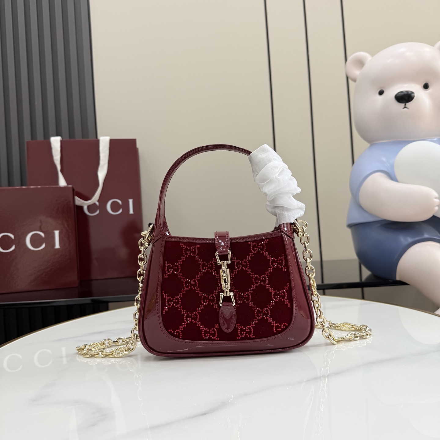 Gucci Gucci Jackie 1961手袋以其标志性的活塞式闭合方式和象征性的造型