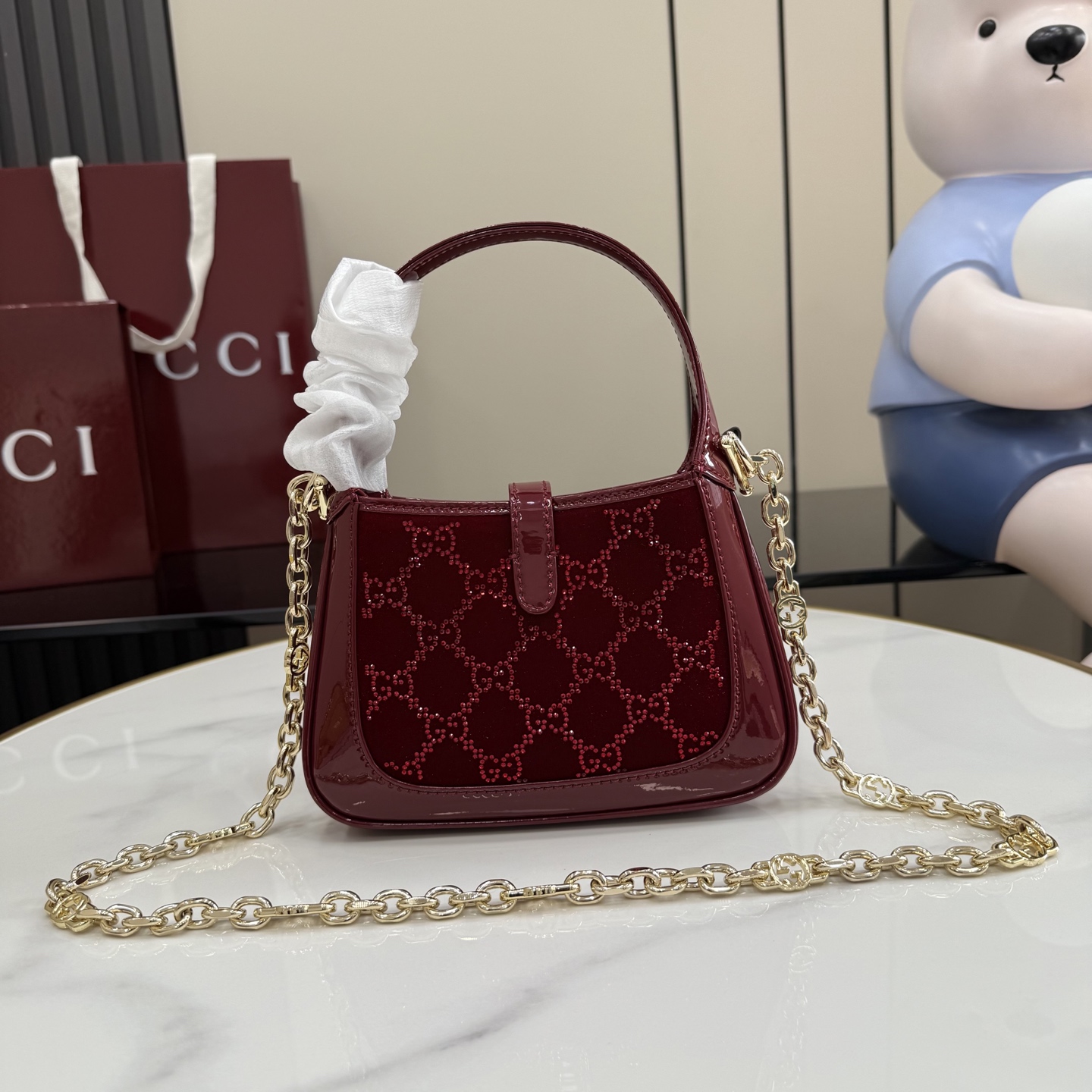 Gucci Gucci Jackie 1961手袋以其标志性的活塞式闭合方式和象征性的造型