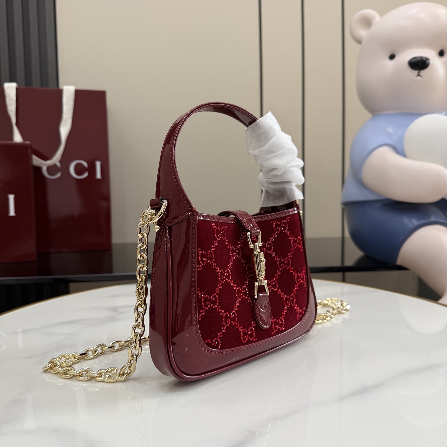 Gucci Gucci Jackie 1961手袋以其标志性的活塞式闭合方式和象征性的造型
