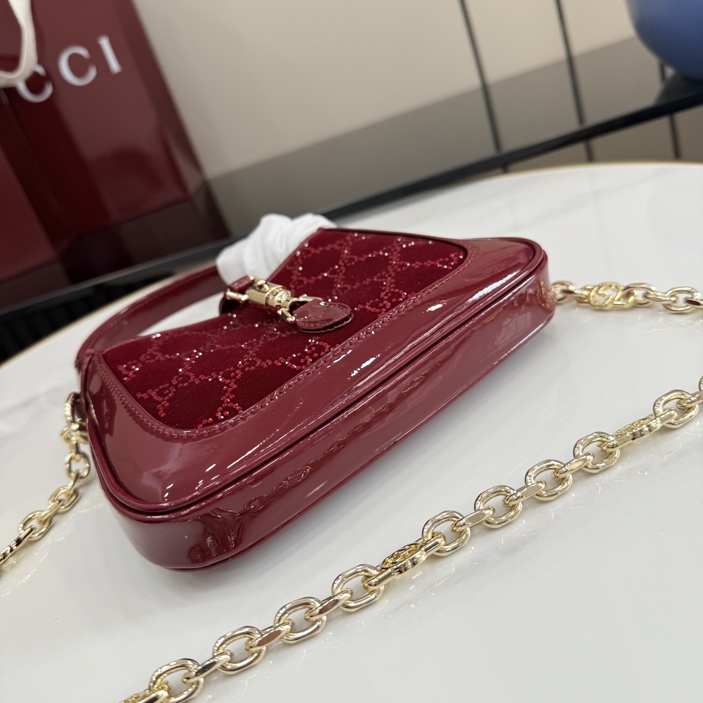 Gucci Gucci Jackie 1961手袋以其标志性的活塞式闭合方式和象征性的造型