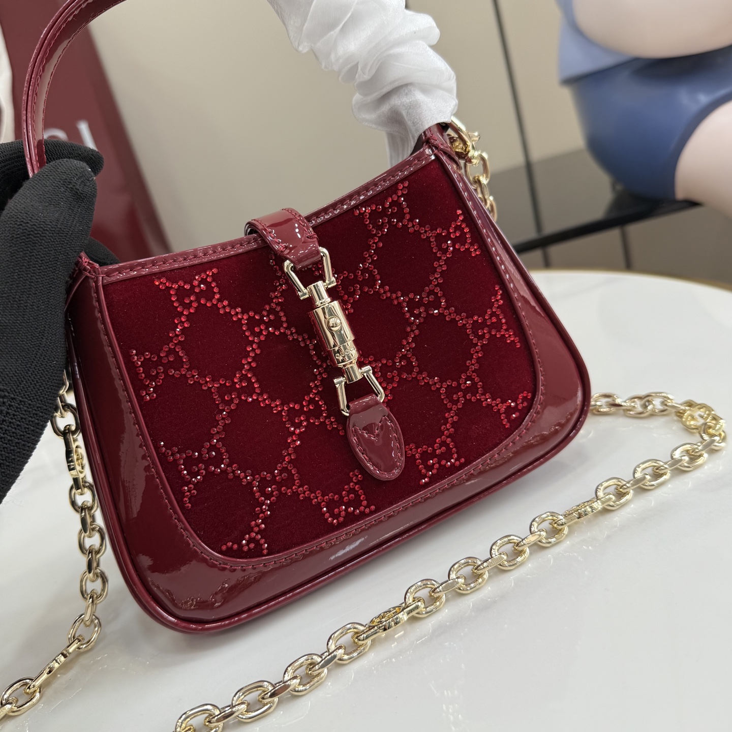 Gucci Gucci Jackie 1961手袋以其标志性的活塞式闭合方式和象征性的造型