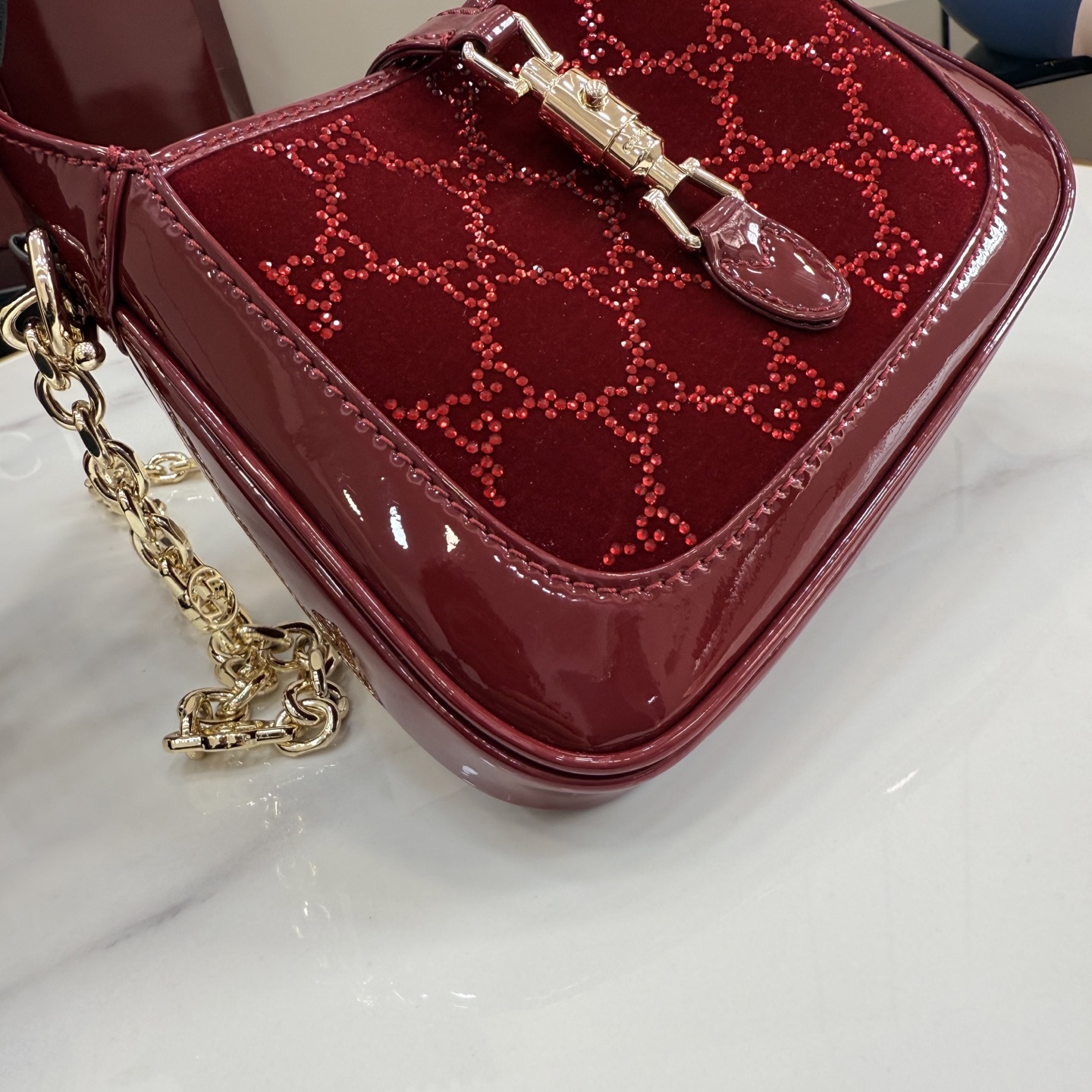 Gucci Gucci Jackie 1961手袋以其标志性的活塞式闭合方式和象征性的造型