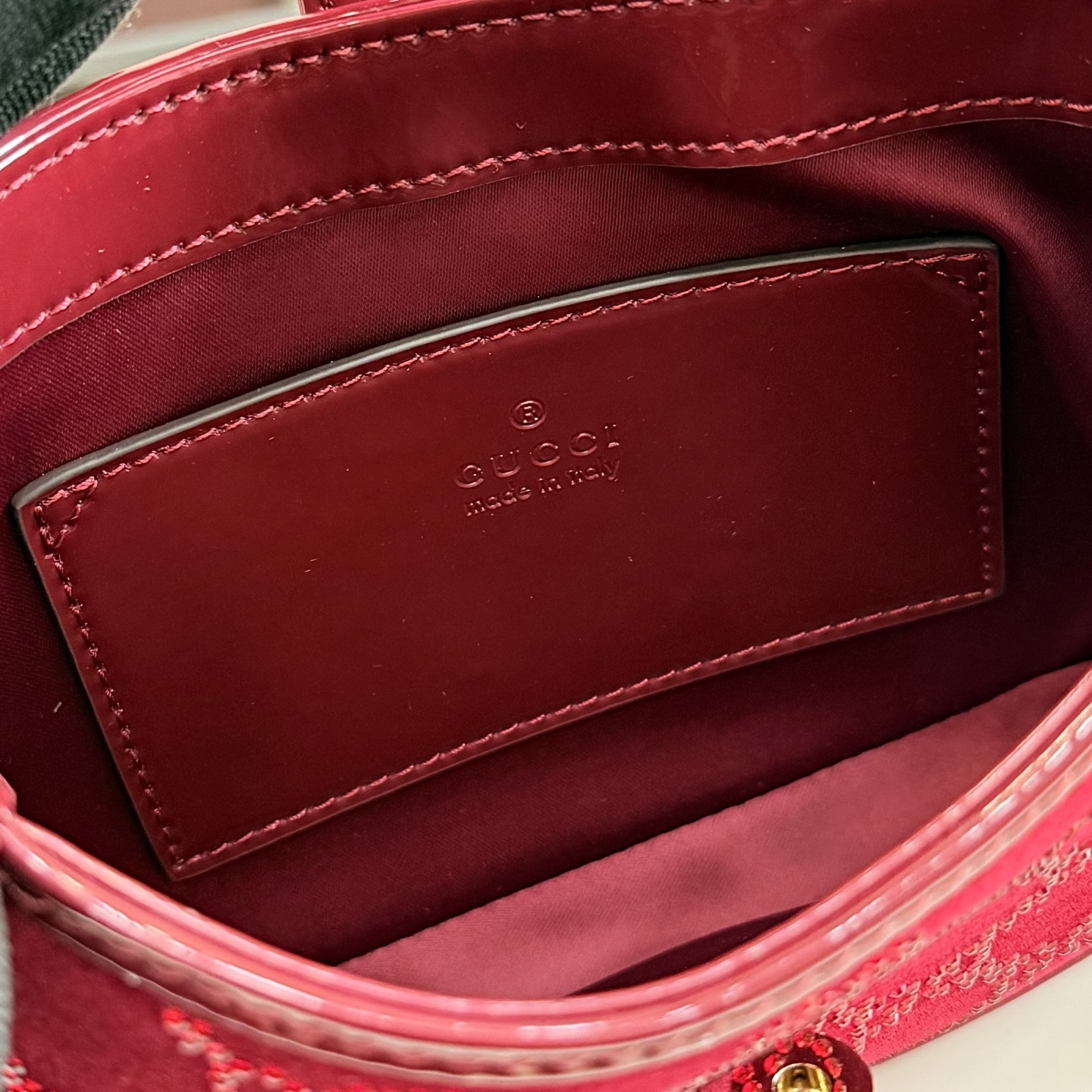 Gucci Gucci Jackie 1961手袋以其标志性的活塞式闭合方式和象征性的造型