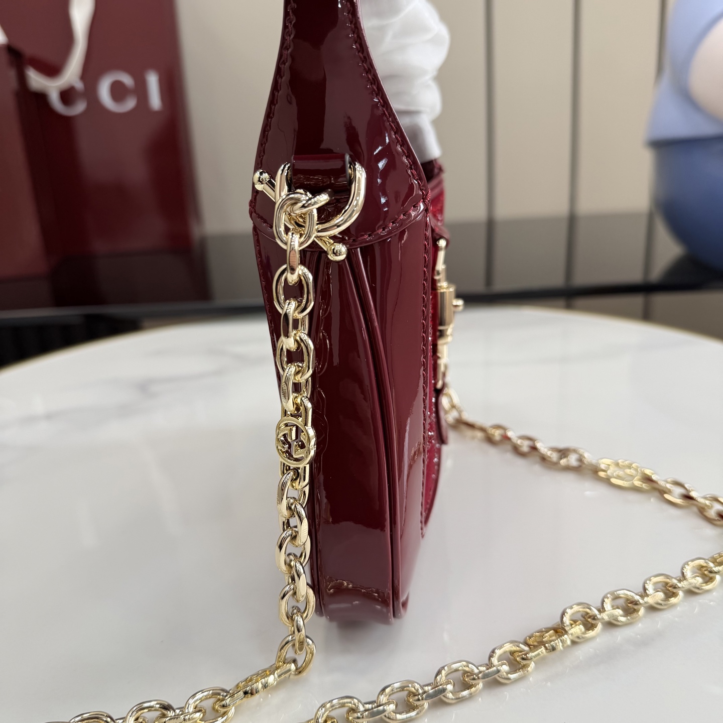 Gucci Gucci Jackie 1961手袋以其标志性的活塞式闭合方式和象征性的造型