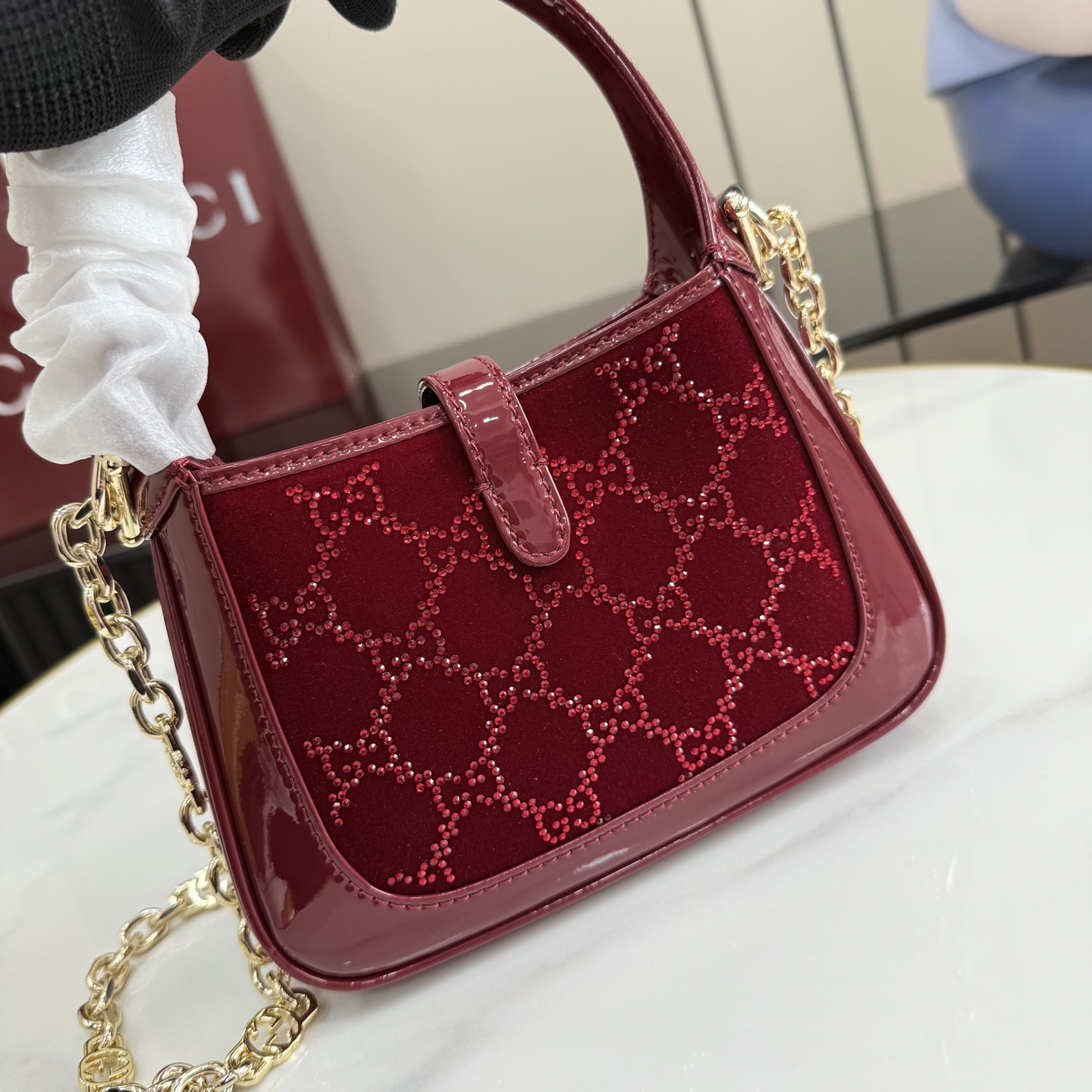 Gucci Gucci Jackie 1961手袋以其标志性的活塞式闭合方式和象征性的造型
