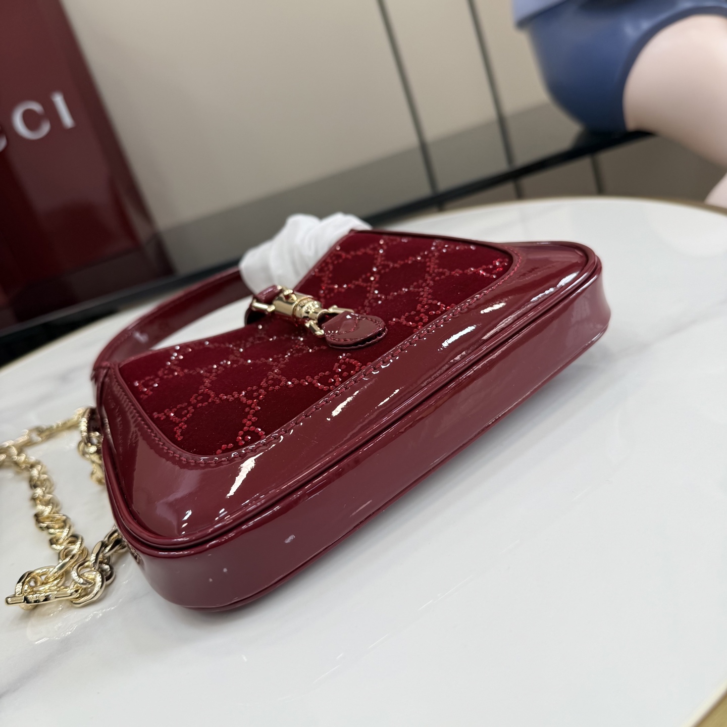 Gucci Gucci Jackie 1961手袋以其标志性的活塞式闭合方式和象征性的造型