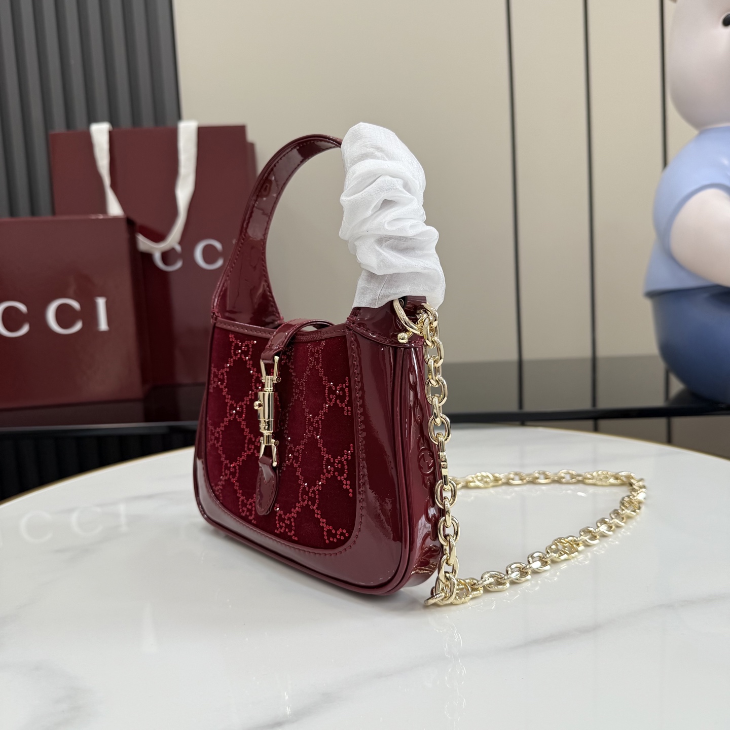 Gucci Gucci Jackie 1961手袋以其标志性的活塞式闭合方式和象征性的造型