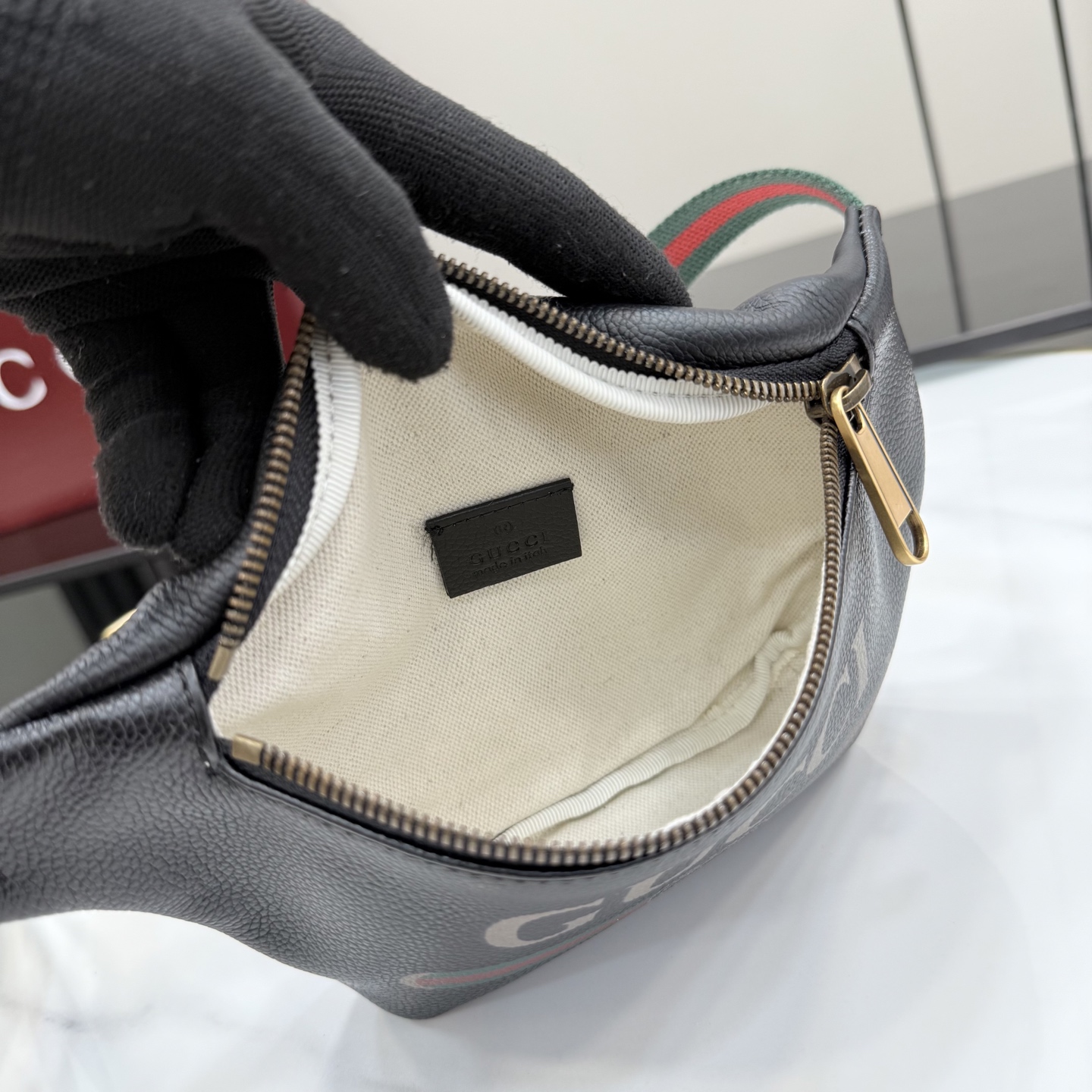 Gucci 系列匠心融蕴黑色 搭配 廓形与全新功能