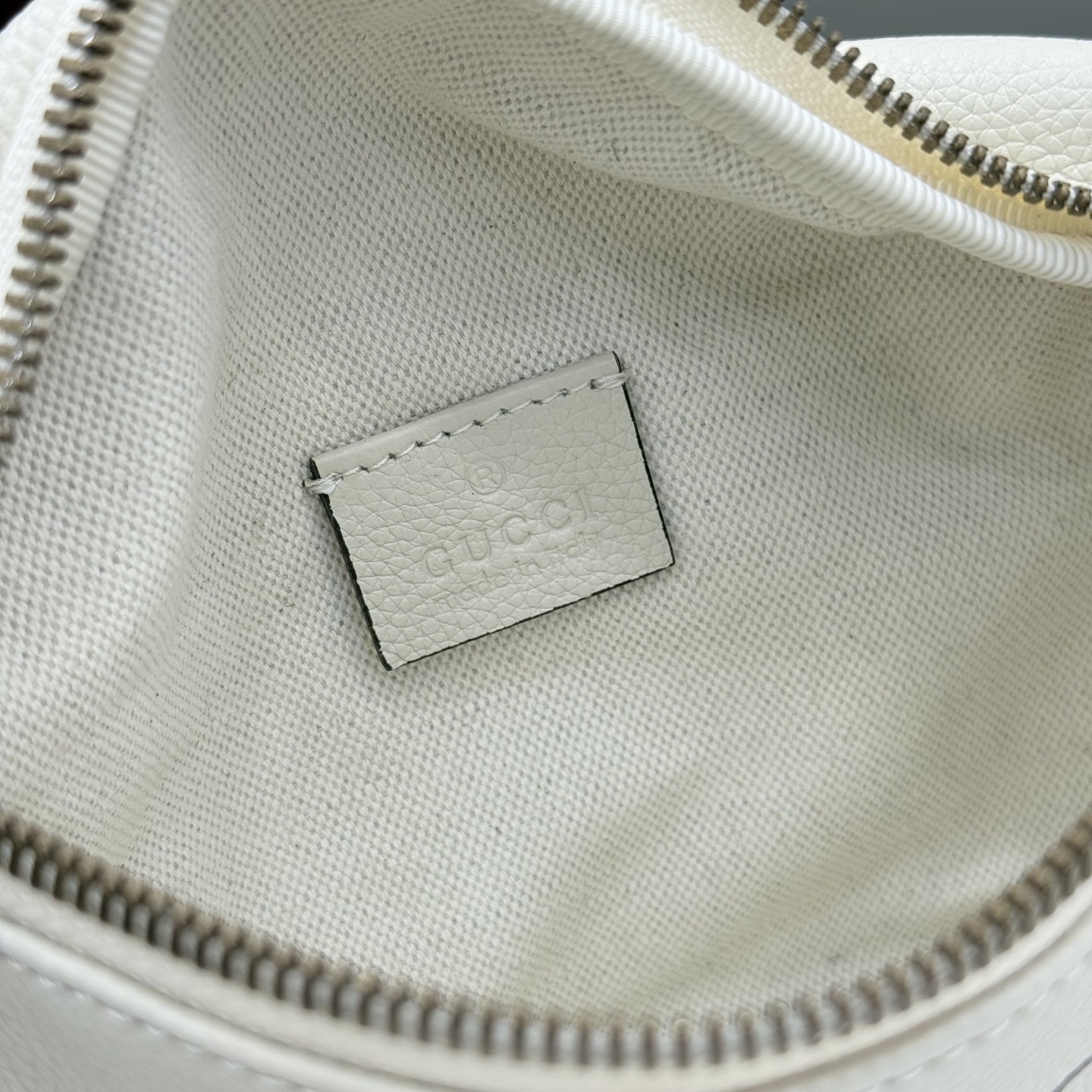 Gucci 系列匠心融蕴米白色 搭配 廓形与全新功能