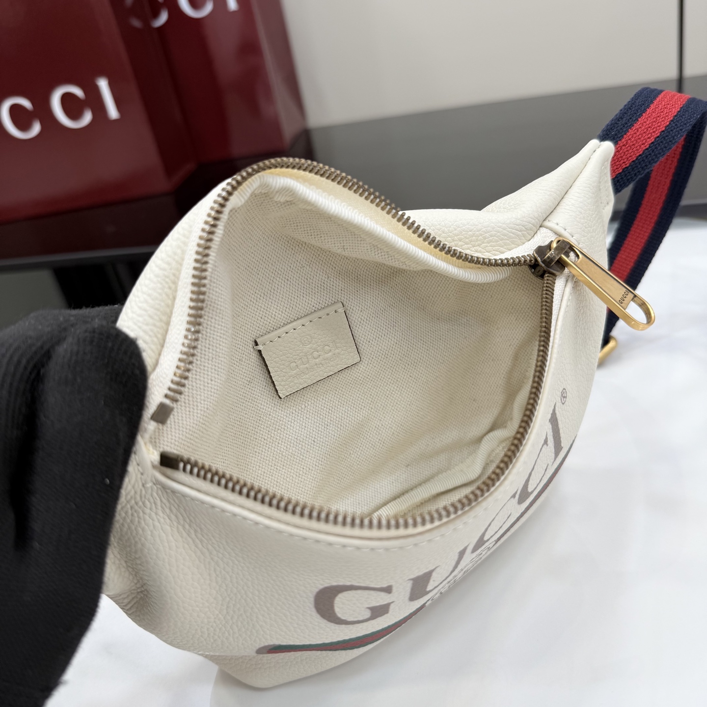Gucci 系列匠心融蕴米白色 搭配 廓形与全新功能