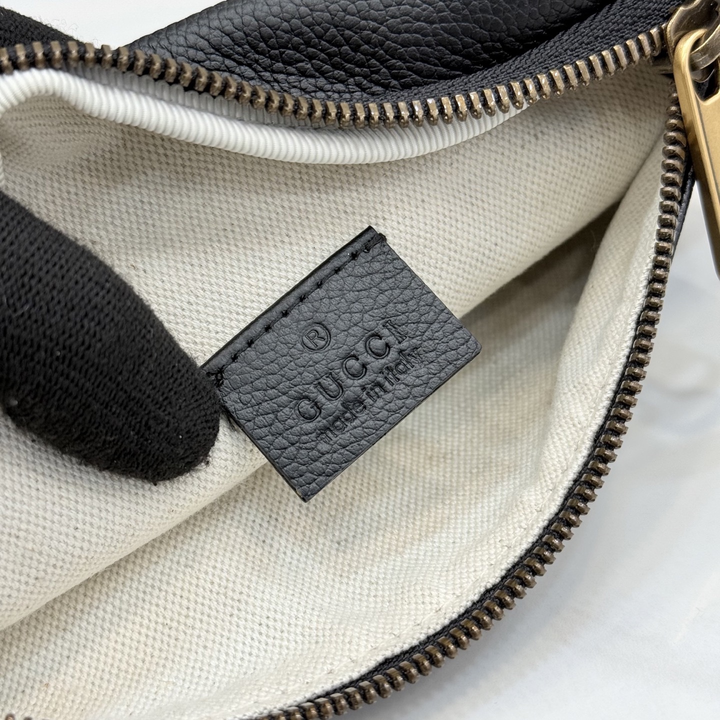 Gucci 系列匠心融蕴黑色 搭配 廓形与全新功能