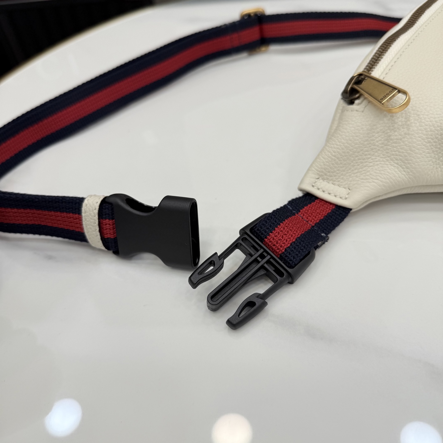 Gucci 系列匠心融蕴米白色 搭配 廓形与全新功能
