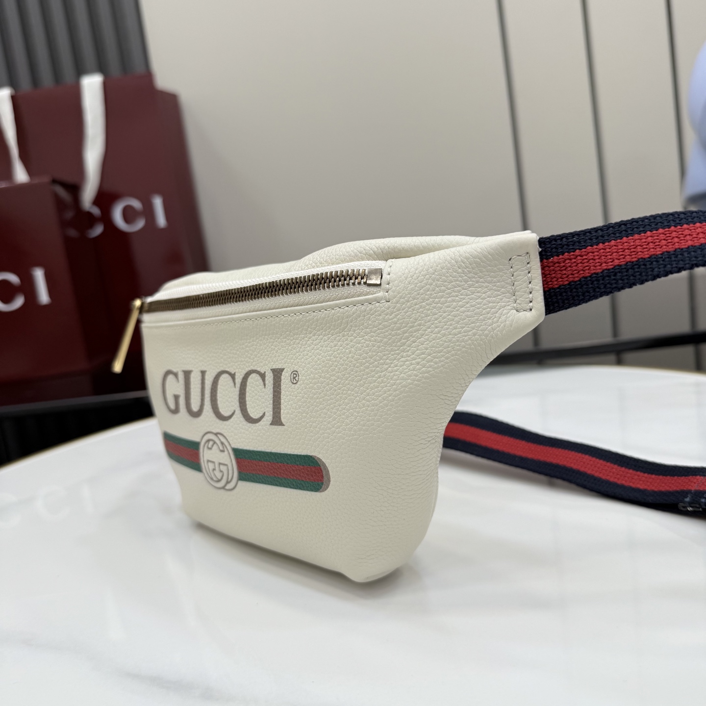Gucci 系列匠心融蕴米白色 搭配 廓形与全新功能