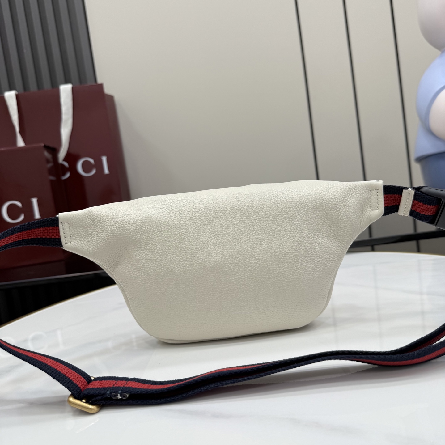 Gucci 系列匠心融蕴米白色 搭配 廓形与全新功能