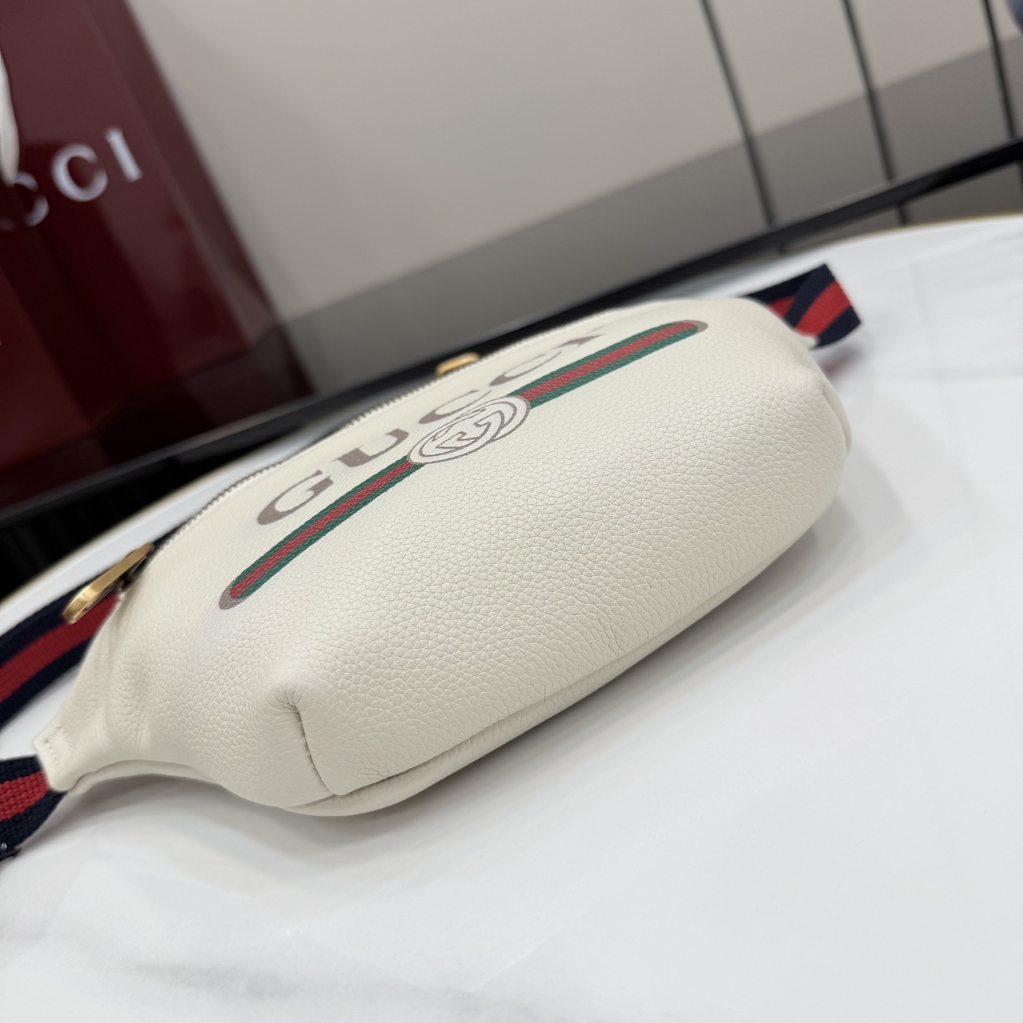 Gucci 系列匠心融蕴米白色 搭配 廓形与全新功能