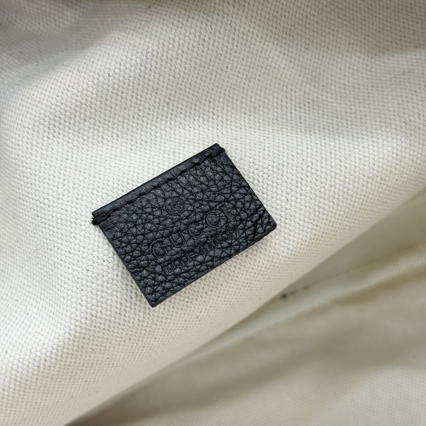 Gucci 系列匠心融蕴黑色 搭配 廓形与全新功能