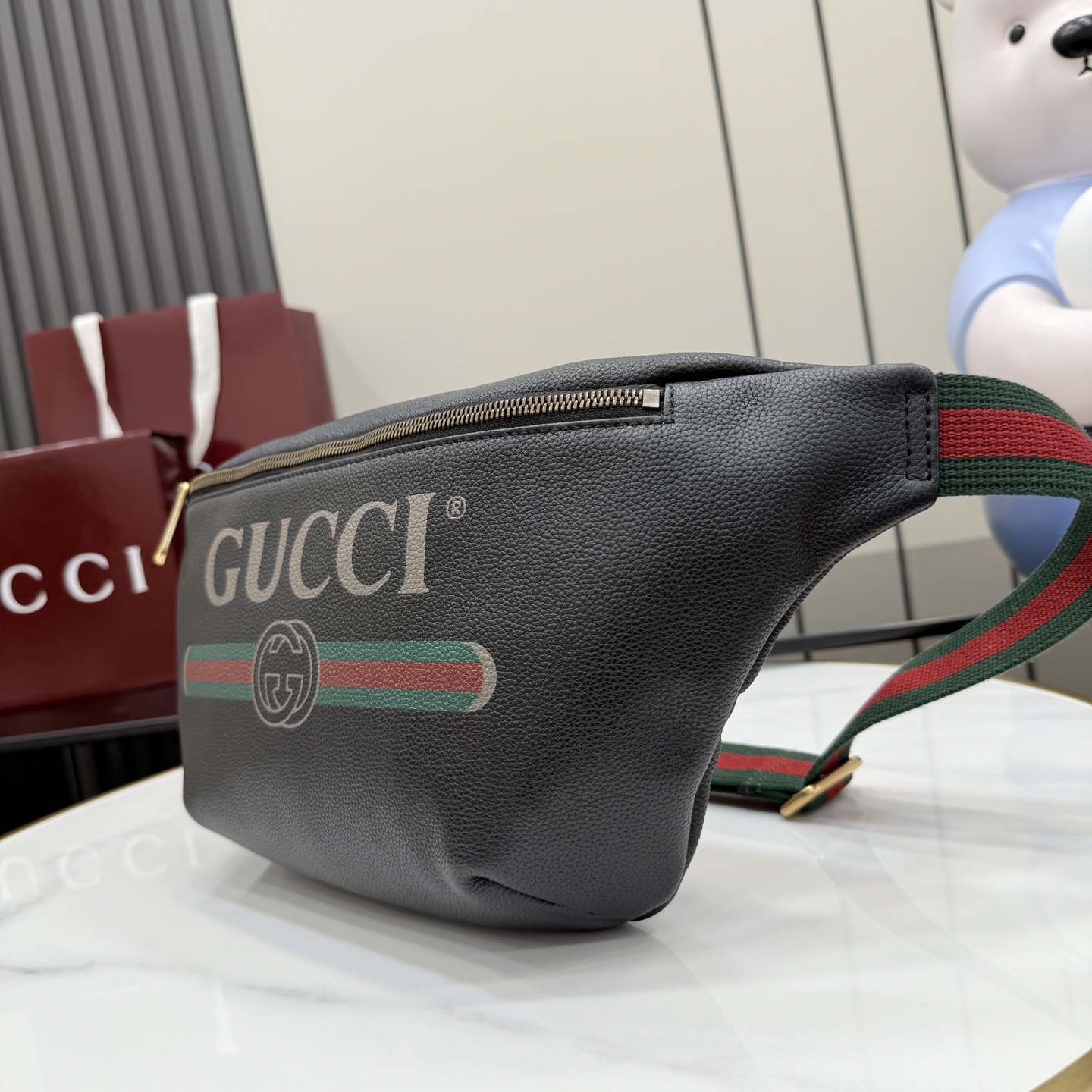 Gucci 系列匠心融蕴黑色 搭配 廓形与全新功能