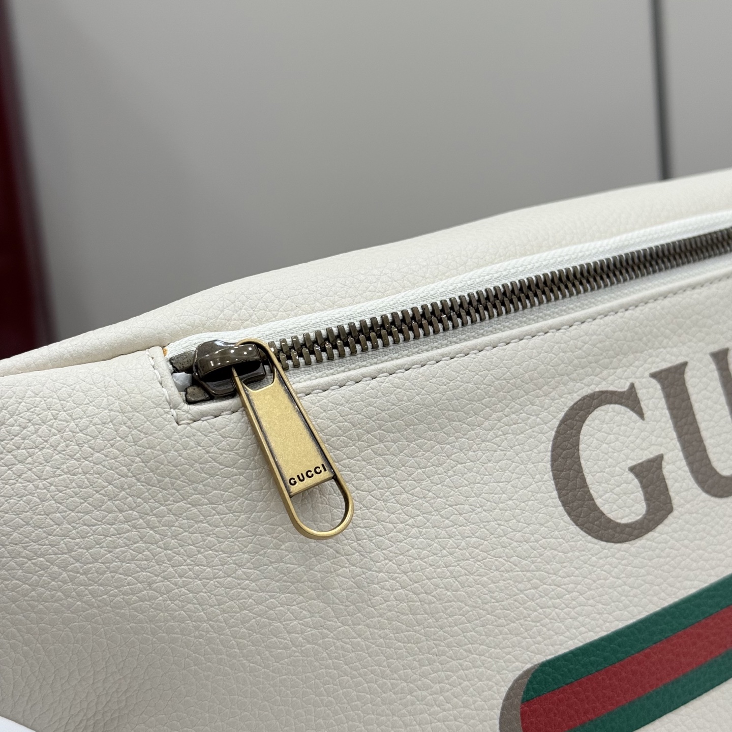 Gucci 系列匠心融蕴米白色 搭配 廓形与全新功能