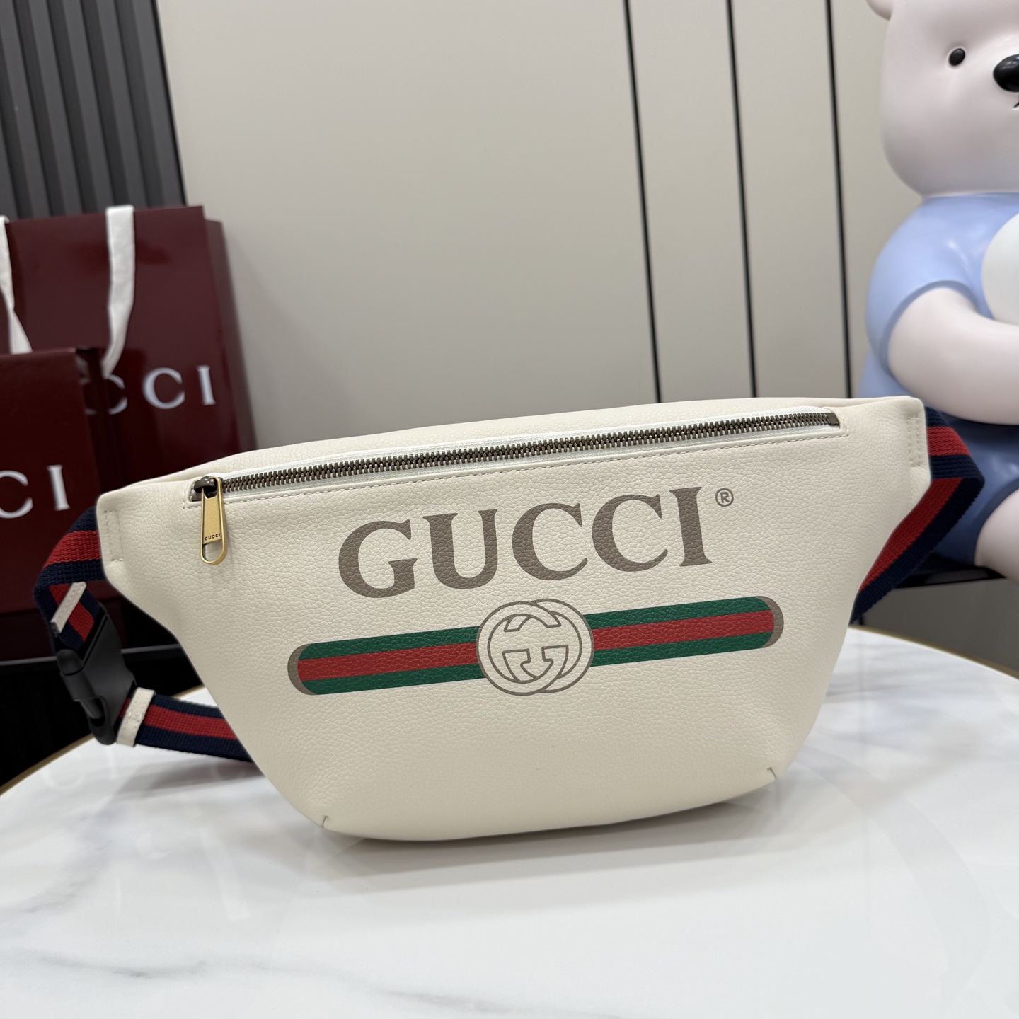 Gucci 系列匠心融蕴米白色 搭配 廓形与全新功能