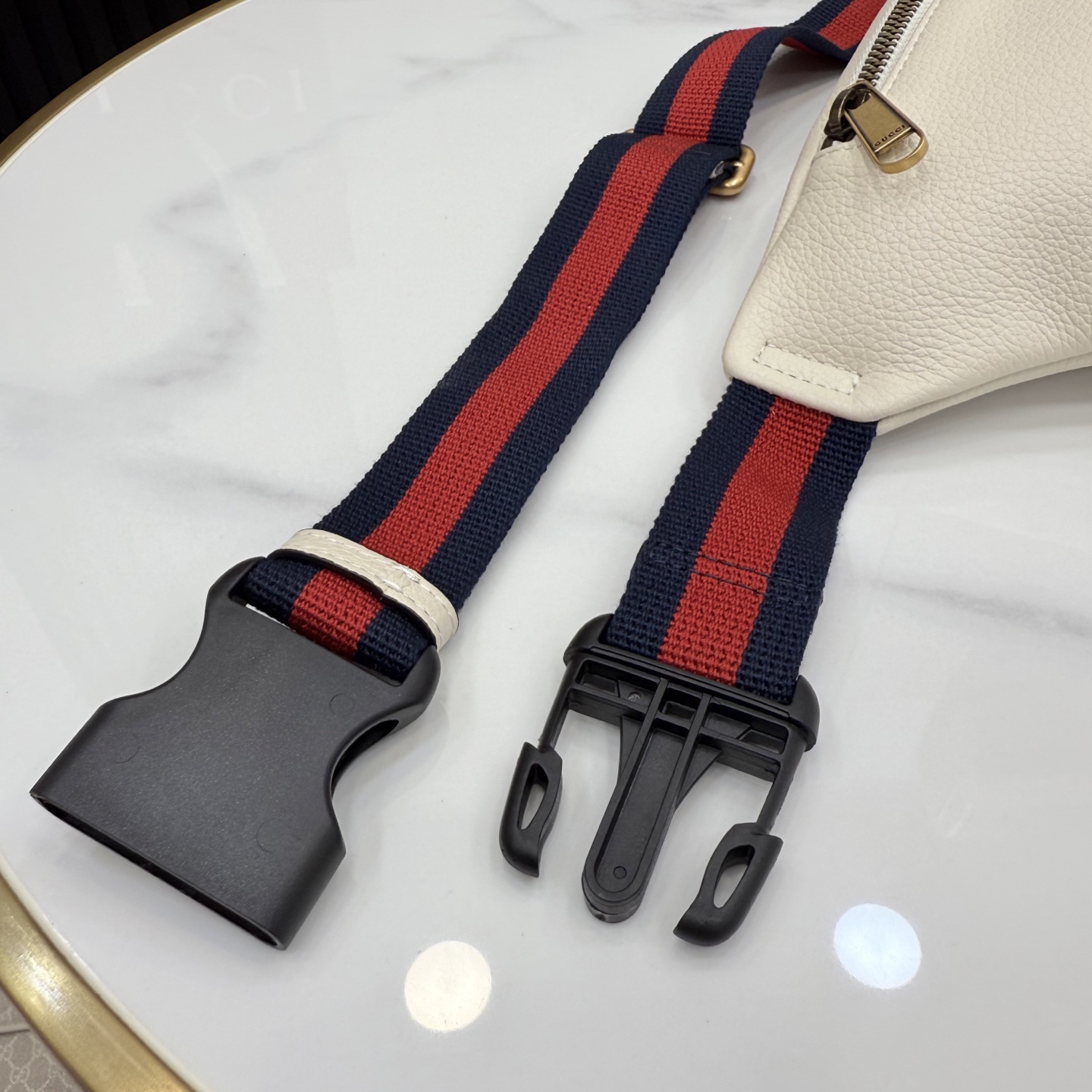 Gucci 系列匠心融蕴米白色 搭配 廓形与全新功能