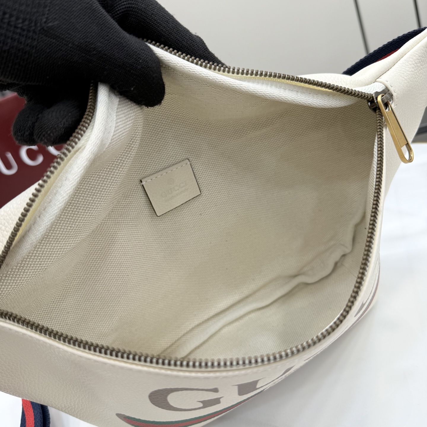 Gucci 系列匠心融蕴米白色 搭配 廓形与全新功能
