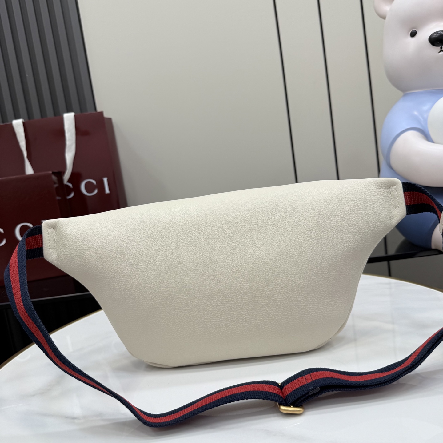 Gucci 系列匠心融蕴米白色 搭配 廓形与全新功能