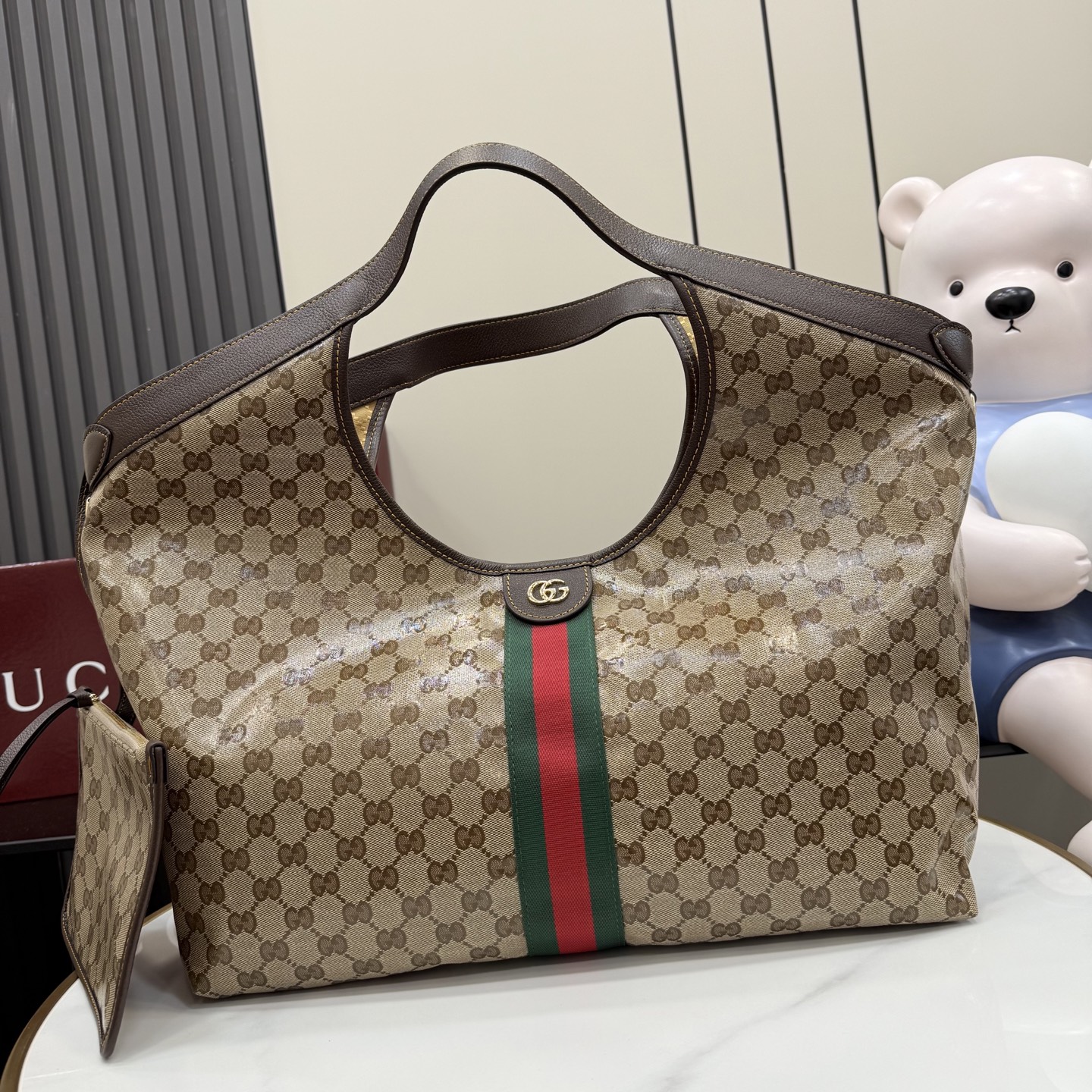Сумка Gucci с монограммой и полосой