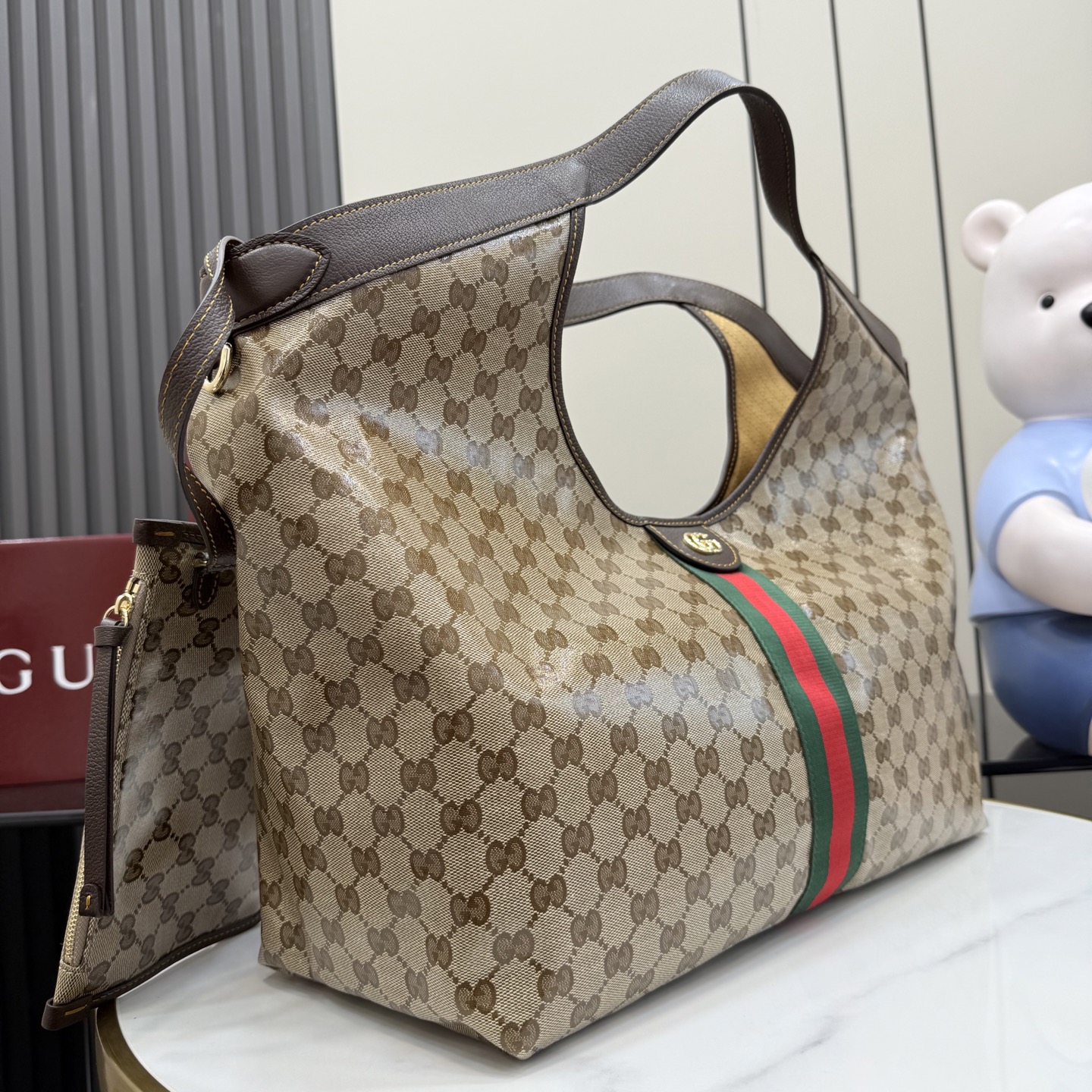 Сумка Gucci с монограммой и полосой