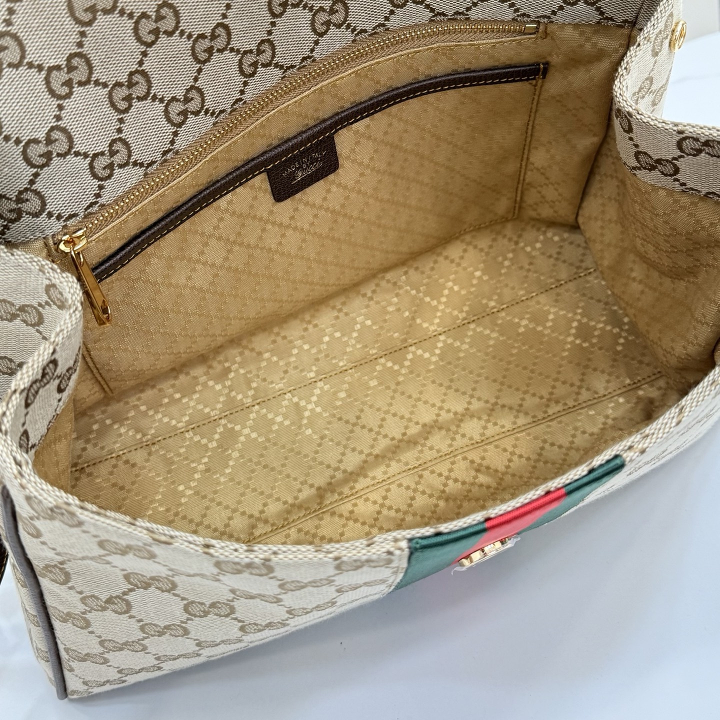 Gucci Generation Gucci系列深入探索品牌的典藏元素 将不同年代的设计融合成一种美学叙事