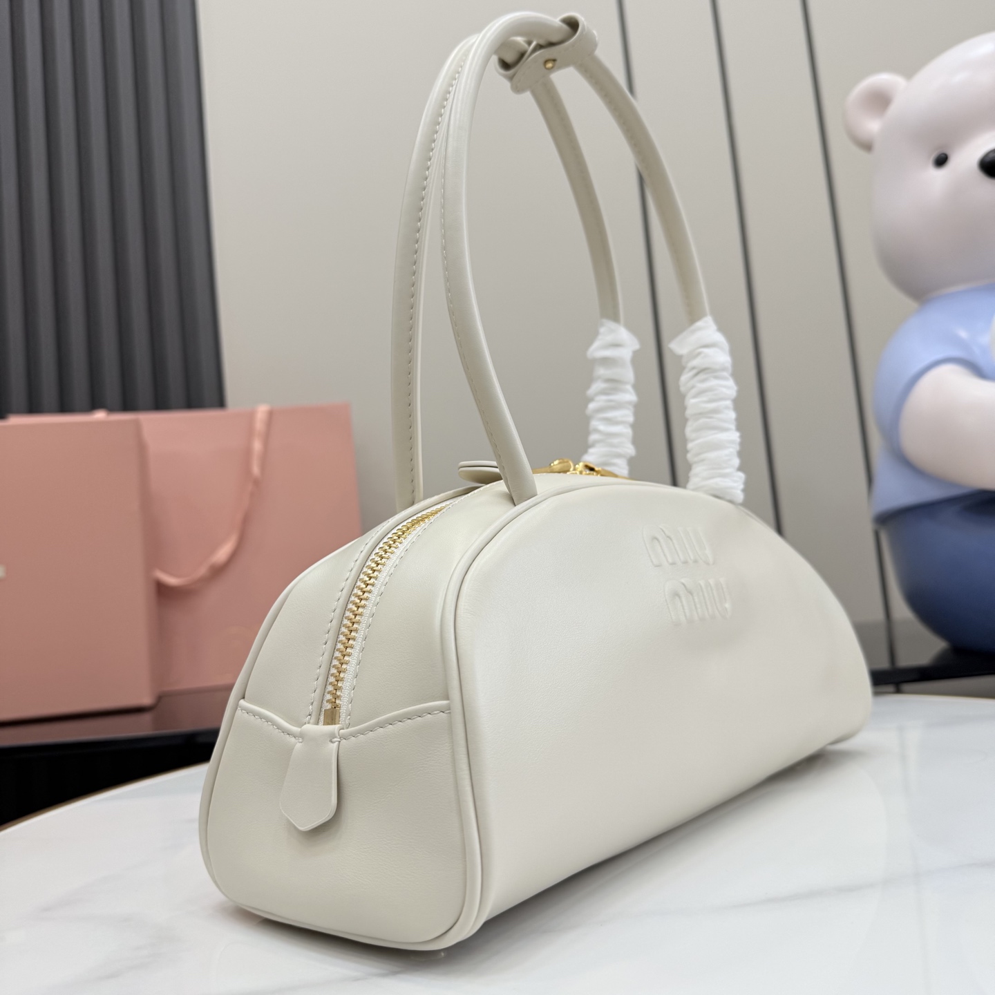 Белая сумка Miu Miu с ручками