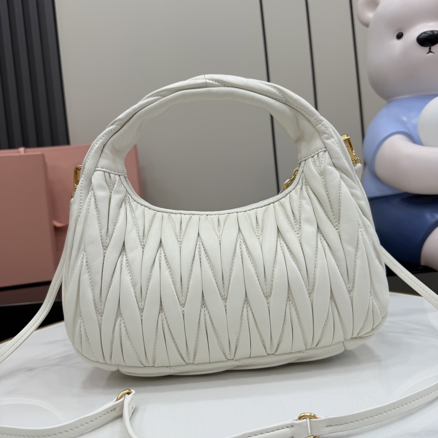 Сумка Miu Miu с золотым логотипом