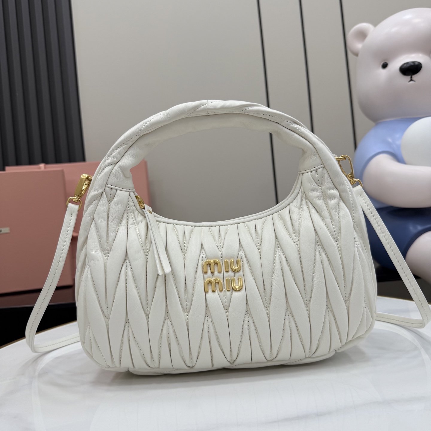 Сумка Miu Miu с золотым логотипом
