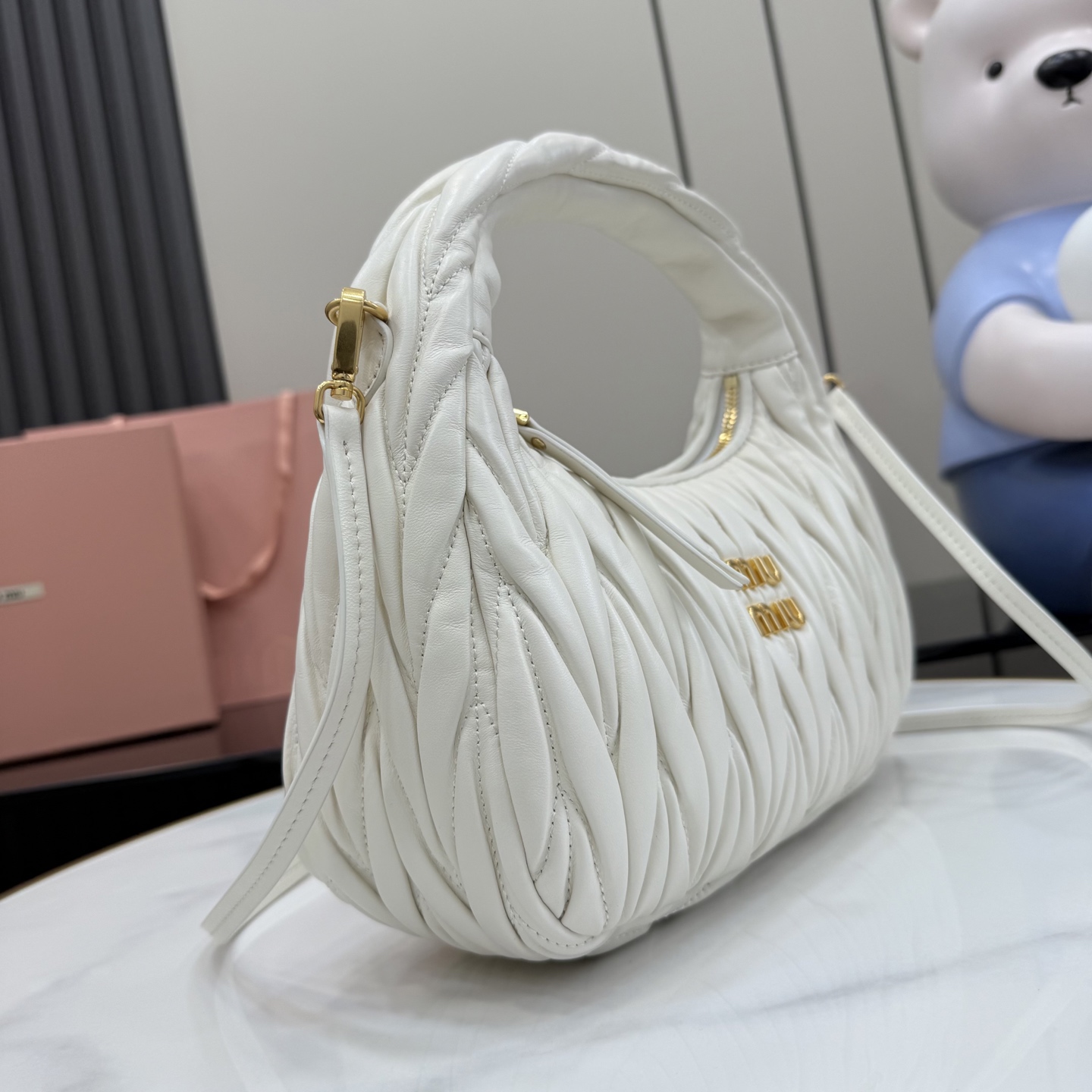 Сумка Miu Miu с золотым логотипом