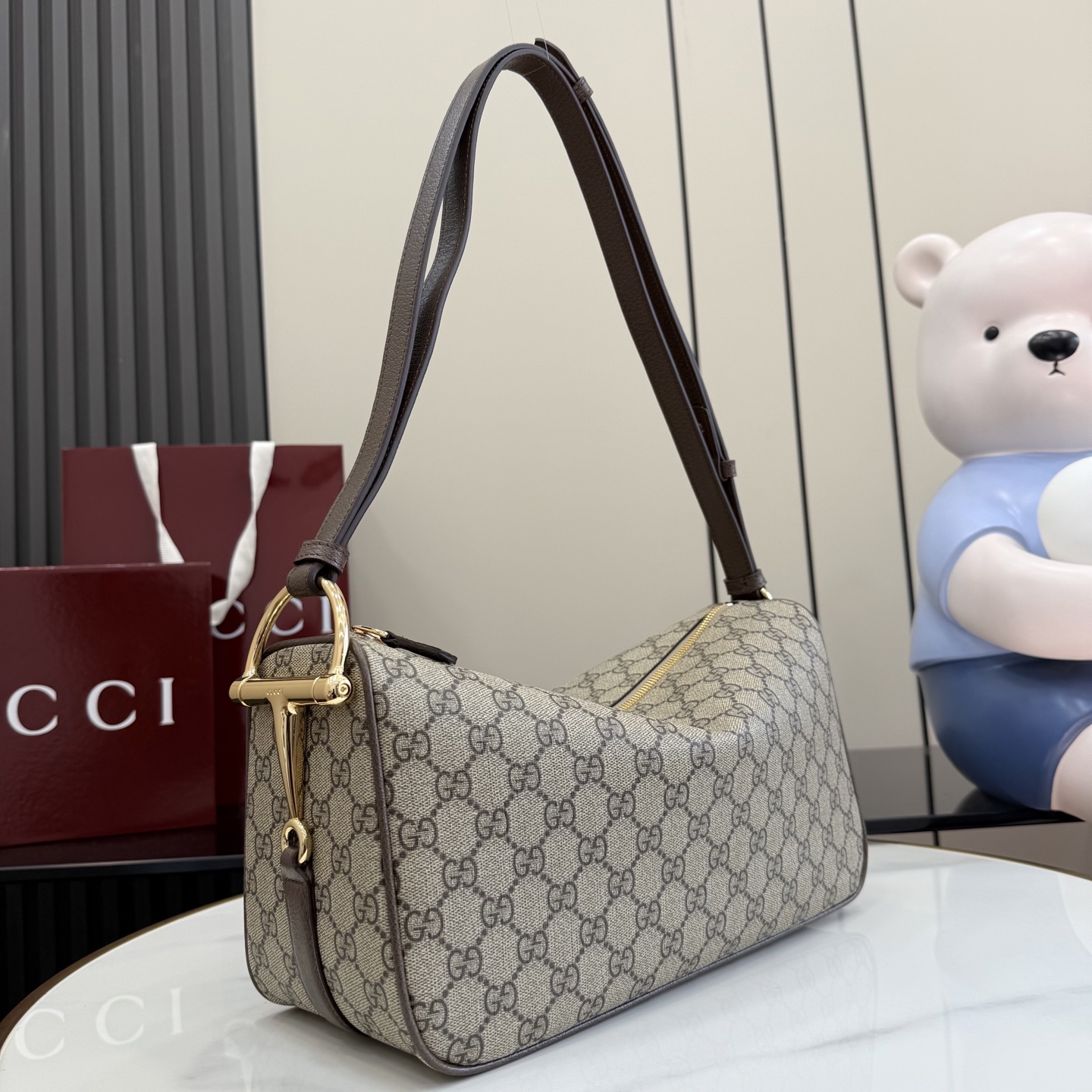 Сумка Gucci с монограммой и ремешком