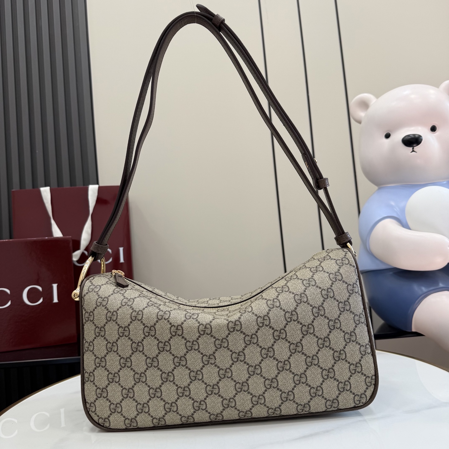 Сумка Gucci с монограммой и ремешком