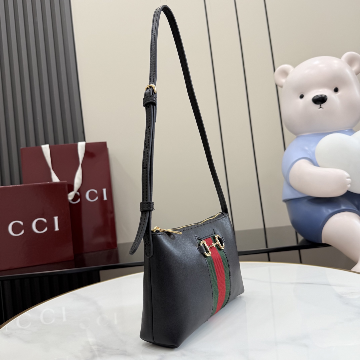 Сумка-клатч Gucci с ремешком