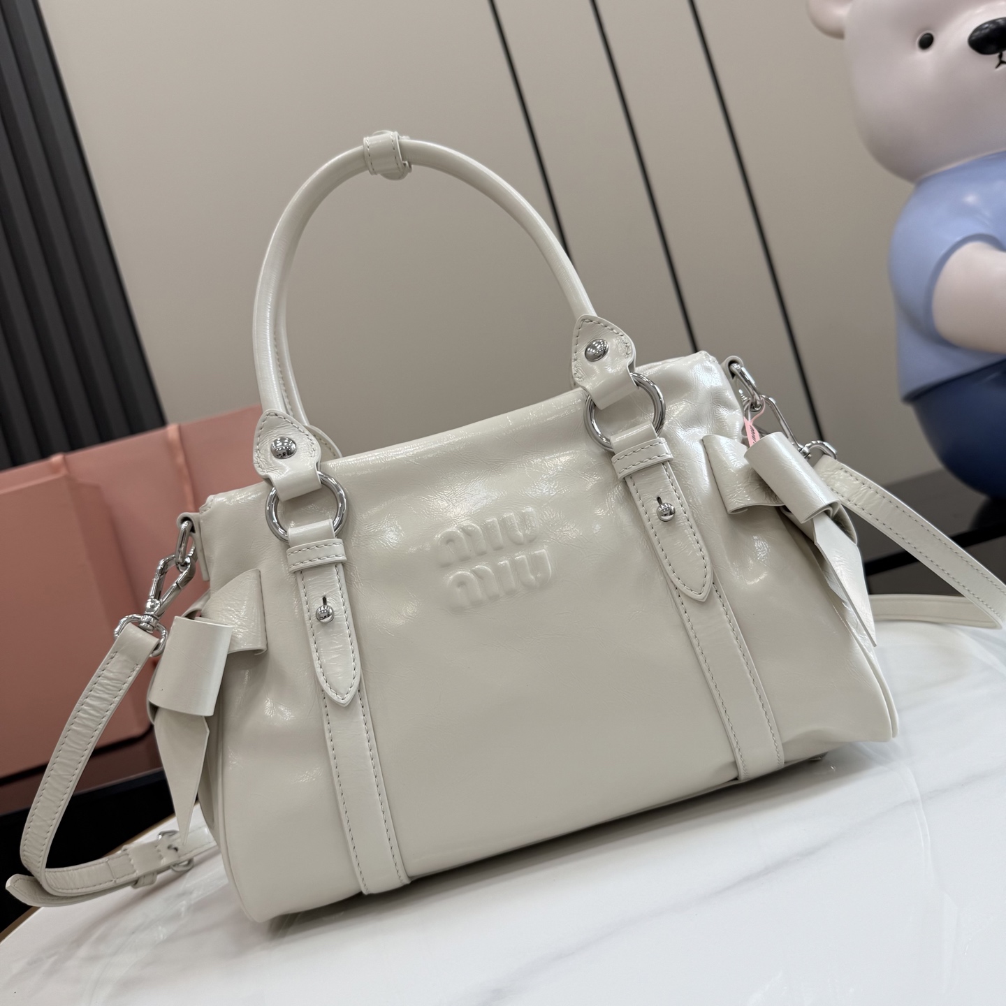 Сумка Miu Miu белая с логотипом