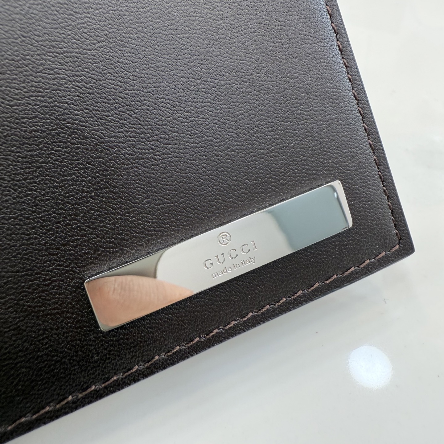 gucci dark brown leather bifold metal tag wallet