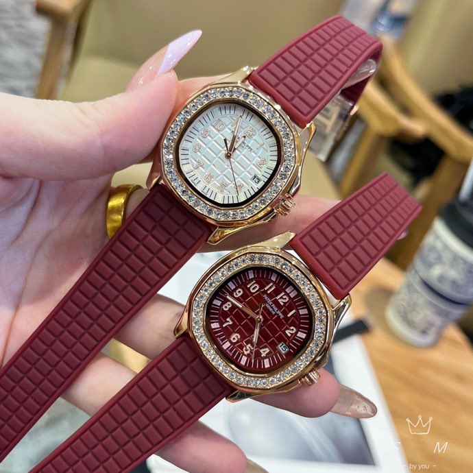 Luxury Women’s Watch Collection Featuring Bermuda Emerald Grenade Design and Aquanaut Folding Button - 图片 7