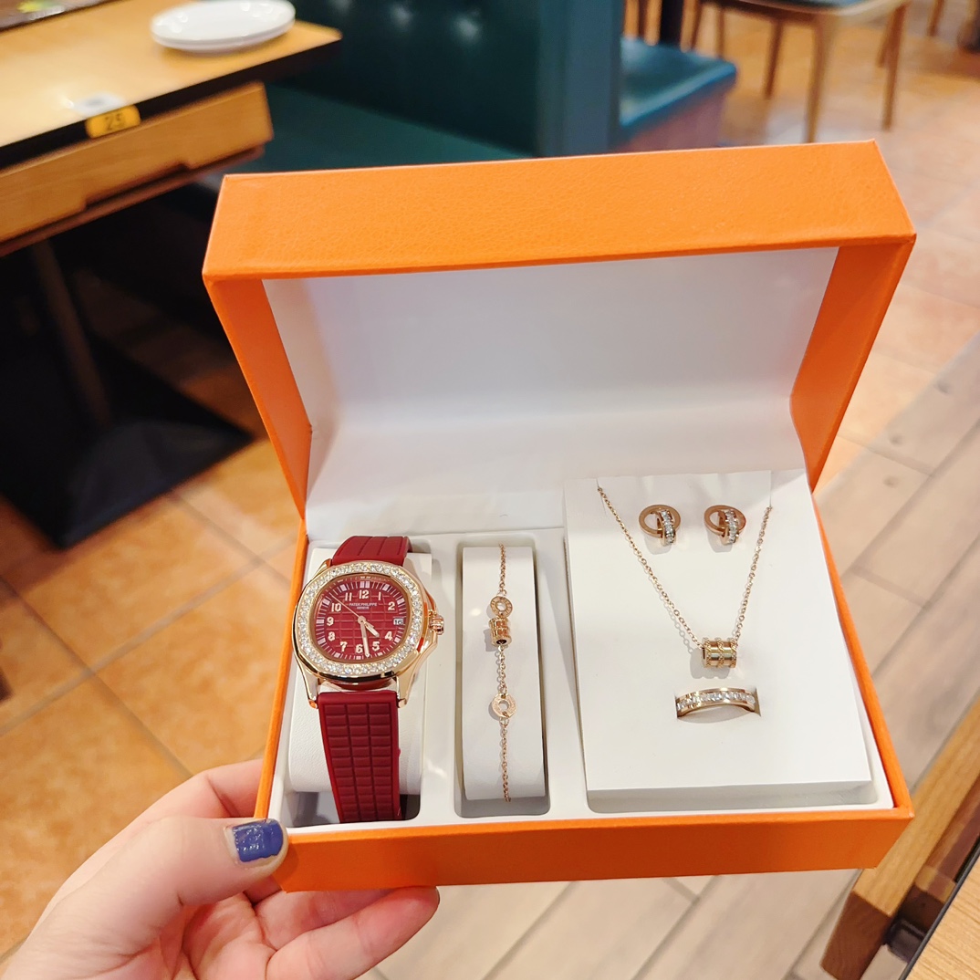 Luxury Women’s Watch Collection Featuring Bermuda Emerald Grenade Design and Aquanaut Folding Button - 图片 3