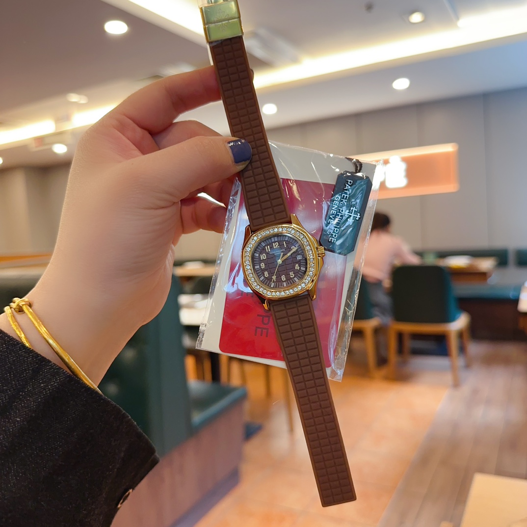 Elegant Women’s Watch with Gold Shell and Stainless Steel Style