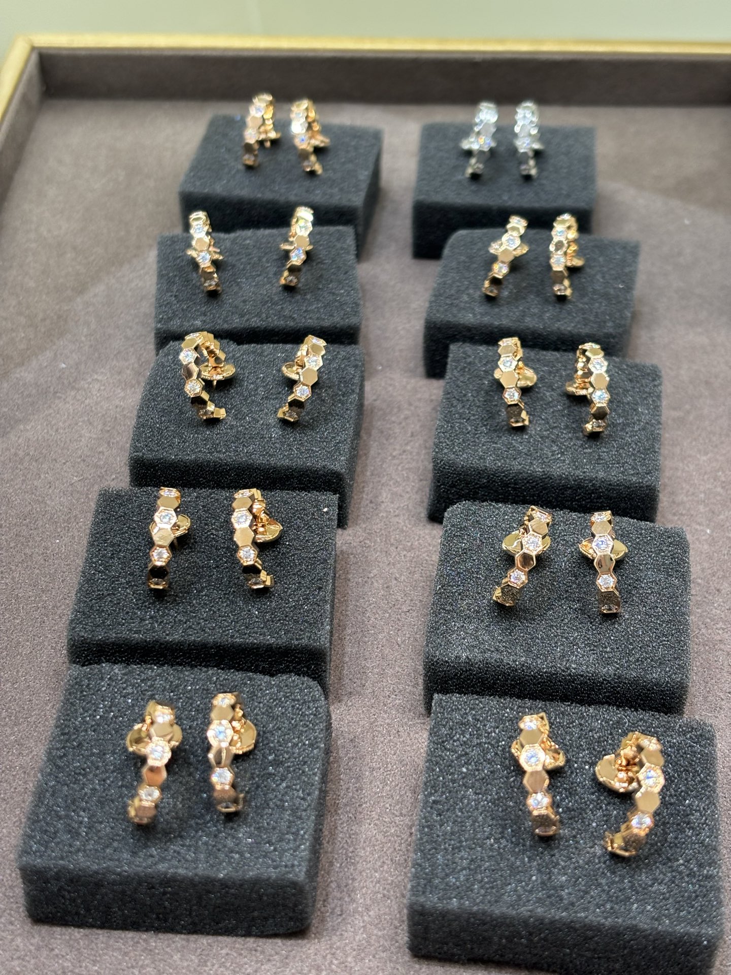 NO:677783,The works of the ee de Chaum series are inspired by the honeycomb shape. The iconic design achievement is like jewelry as bright as the sun. It combines line shapes and timeless design to allow the wearer to always show his true self, be happy and casual, chaumet, Cartier high-end jewelry19860909ee de Chaum系列作品灵感源自蜂巢造型,标志性的设计成就宛如阳光般灿烂的珠宝,结合线条造型与隽永设计,让佩戴者时刻展现真我,愉悦随性,,chaumet,卡迪亚高端饰品,Jewelry