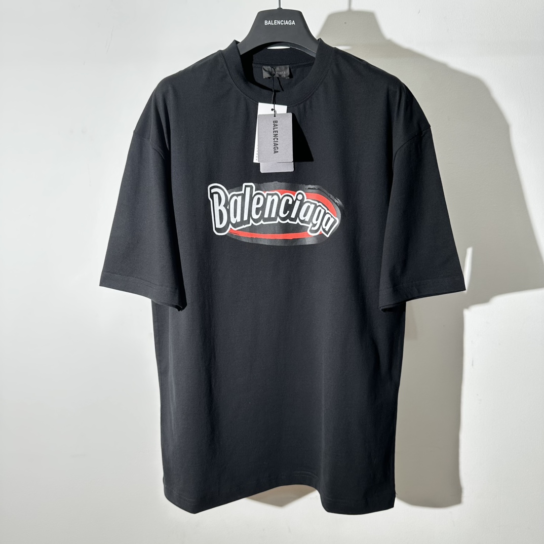 NO:121465,2025 Balenciag@ Latest Cola Graffiti Printed T-shirt. Paris Family Classic Cola Logo T-shirt is one of the brand’s iconic designs, perfectly integrating street culture and high-end fashion. This T-shirt is centered on the simple design language, with a striking Cola Graffiti logo printed on the chest. The pattern design is full of fun and recognition. It not only retains the luxury gene of the brand, but also injects relaxed and lively street elements. The color matching of the logo is mainly red, white and black, classic without losing its vitality, giving people a visual impact of the interweaving of retro and modernity.  The fabric is made of imported 260g high-quality cotton, with a moderate weight, soft and delicate touch, comfortable and breathable. After fine tailoring and sewing, the T-shirt's style is slightly loose, which not only ensures the comfort of wearing, but does not appear to be too dragged. Whether it is matched with jeans, shorts or sweatpants, it can be easily controlled and is suitable for wearing on many occasions. It is suitable for a wide range of people, from young trendy people to fashion bloggers, to urban elites who pursue personal expression, you can find your own style in this T-shirt. Color black S-XL, balenciaga, balenciaga, shorts, jeans, tees, t-shirt, alexander wang198609092025 Balenciag@ 最新可乐涂鸦造型印花T恤.巴黎家经典可乐标识T恤是品牌标志性设计之一,将街头文化与高端时尚完美融合.这款T恤以简约的设计语言为核心,胸前印有醒目的可乐涂鸦标识,图案设计充满趣味性与辨识度,既保留了品牌的奢华基因,又注入了轻松活泼的街头元素.标识的色彩搭配以红白黑为主,经典而不失活力,给人一种复古与现代交织的视觉冲击. 面料选用进口260g高品棉,克重适中,触感柔软细腻,穿着舒适透气.经过精细的剪裁与缝制工艺,T恤的版型略微宽松,既保证了穿着的舒适度,又不会显得过于拖沓.无论是搭配牛仔裤、短裤还是运动裤,都能轻松驾驭,适合多种场合穿着.适用人群广泛,从年轻潮人到时尚博主,再到追求个性表达的都市精英,都能在这款T恤中找到属于自己的风格. 颜色黑色 码数S-XL,,balenciaga,balenciaga,shorts,jeans,tees，t-shirt,alexander wang,Men's clothing