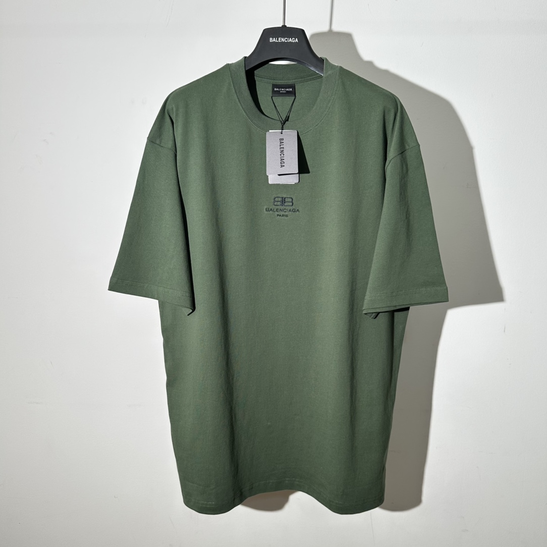 NO:121471,2025 Balenciag@ Classic lock logo embroidered T-shirt. The lock pattern is one of the brand's highly recognizable designs. The design inspires it from the details of high-end leather goods. It not only shows the brand's luxury genes, but also gives the T-shirt a unique visual tension. This T-shirt uses the hot-selling military green as the cornerstone and embellishes the small logo, perfectly interpreting the exquisiteness of high-end fashion and the casualness of street style. It is low-key and high-end, giving people a calm but unique impression.  The fabric is made of 230g fixed weaving and dyeing high-quality high-end cotton, with a moderate weight, soft and tough feel, comfortable and breathable, and has good durability. After fine tailoring and sewing, the T-shirt's style is slightly loose, which not only ensures the comfort of wearing, but does not look too loose. Whether it is matched with jeans, casual pants or sweatpants, it can be easily controlled and is suitable for wearing in many occasions. It is suitable for a wide range of people, from urban elites who pursue quality to young people who love trends, you can find your own style in this T-shirt. Color green S-XL, balenciaga, jeans, tees, t-shirt, alexander wang198609092025 Balenciag@ 经典锁扣标识绣花T恤.锁扣图案是品牌极具辨识度的设计之一,设计灵感来源于高级皮具的细节,既展现了品牌的奢华基因,又赋予了T恤独特的视觉张力.本款T恤沿用热卖款军绿色为基石,点缀小logo,完美诠释高级时装的精致感与街头风格的随性.低调中透着高级,给人一种沉稳而不失个性的印象. 面料选用230g定织定染高品质高支棉,克重适中,触感柔软且富有韧性,穿着舒适透气,同时具有良好的耐用性.经过精细的剪裁与缝制工艺,T恤的版型略微宽松,既保证了穿着的舒适度,又不会显得过于松垮.无论是搭配牛仔裤、休闲裤还是运动裤,都能轻松驾驭,适合多种场合穿着.适用人群广泛,从追求品质的都市精英到热爱潮流的年轻人,都能在这款T恤中找到属于自己的风格. 颜色绿色 码数S-XL,,balenciaga,jeans,tees，t-shirt,alexander wang,Men's clothing