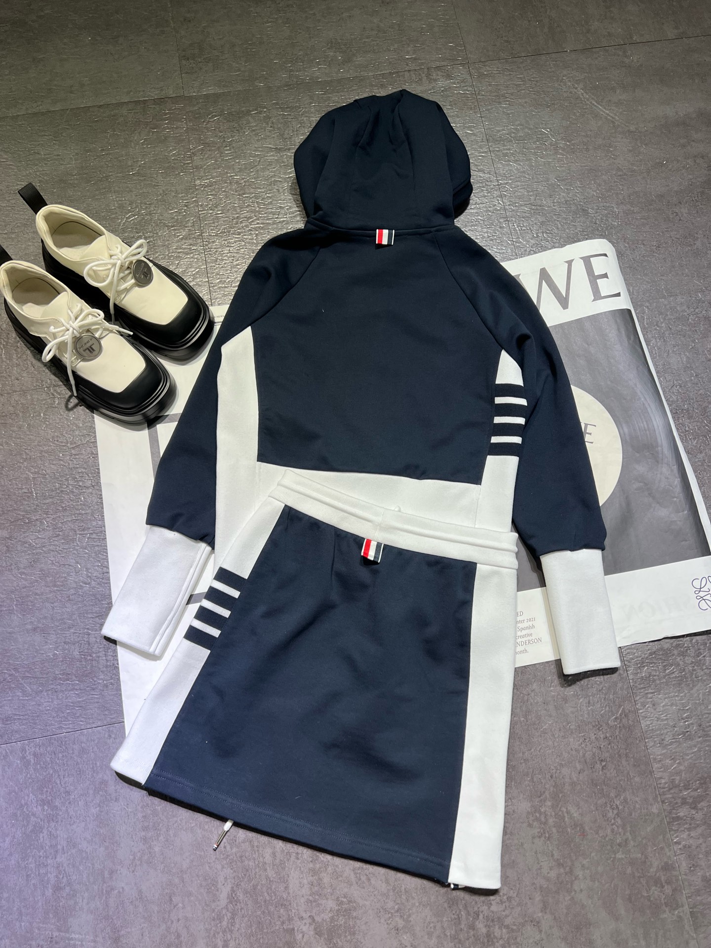 “THOM BROWN Women’s Clothing: Classic Striped Zipper Chain Miniskirts and Customized Originals” - 图片 6