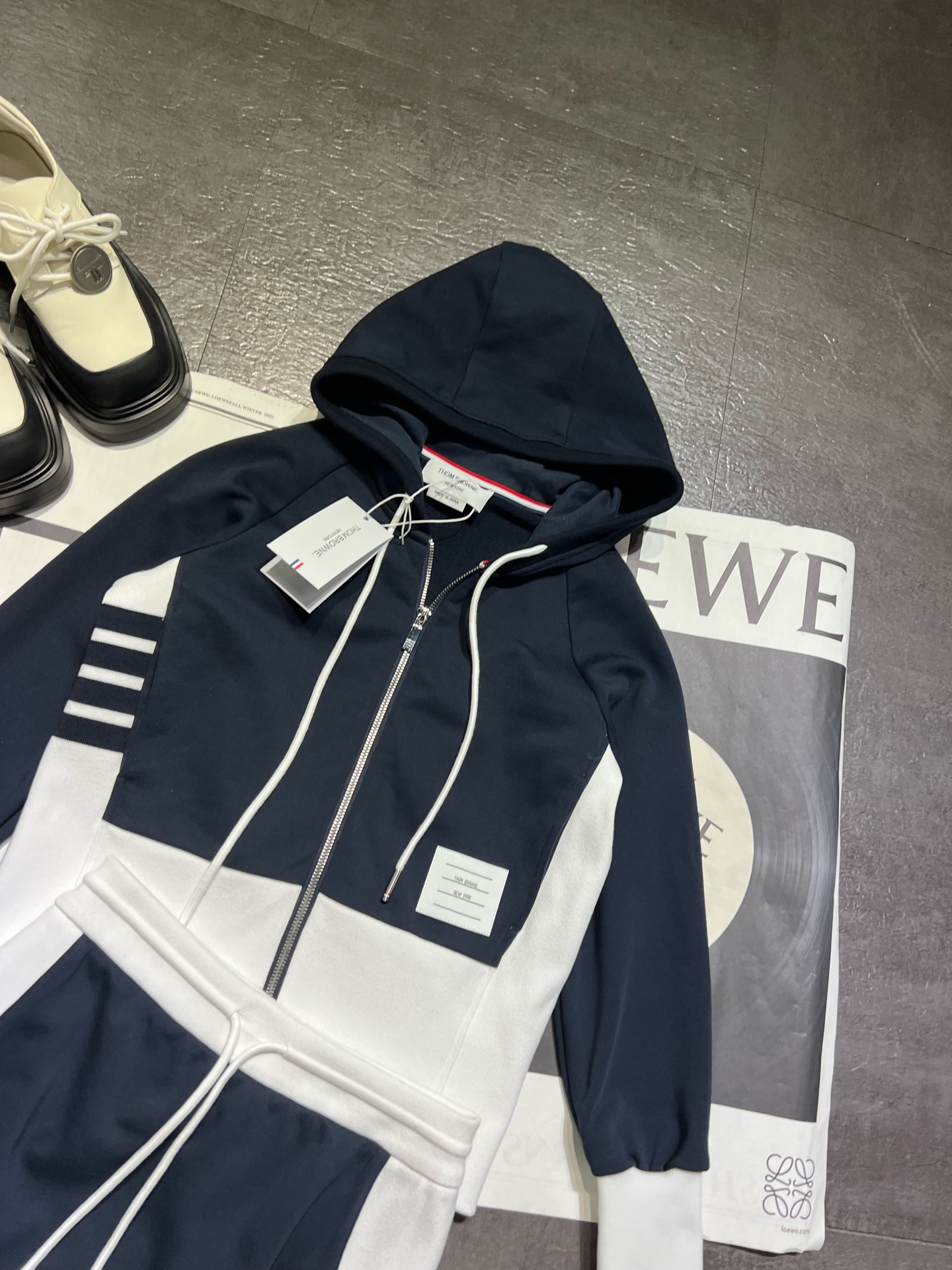“THOM BROWN Women’s Clothing: Classic Striped Zipper Chain Miniskirts and Customized Originals” - 图片 5