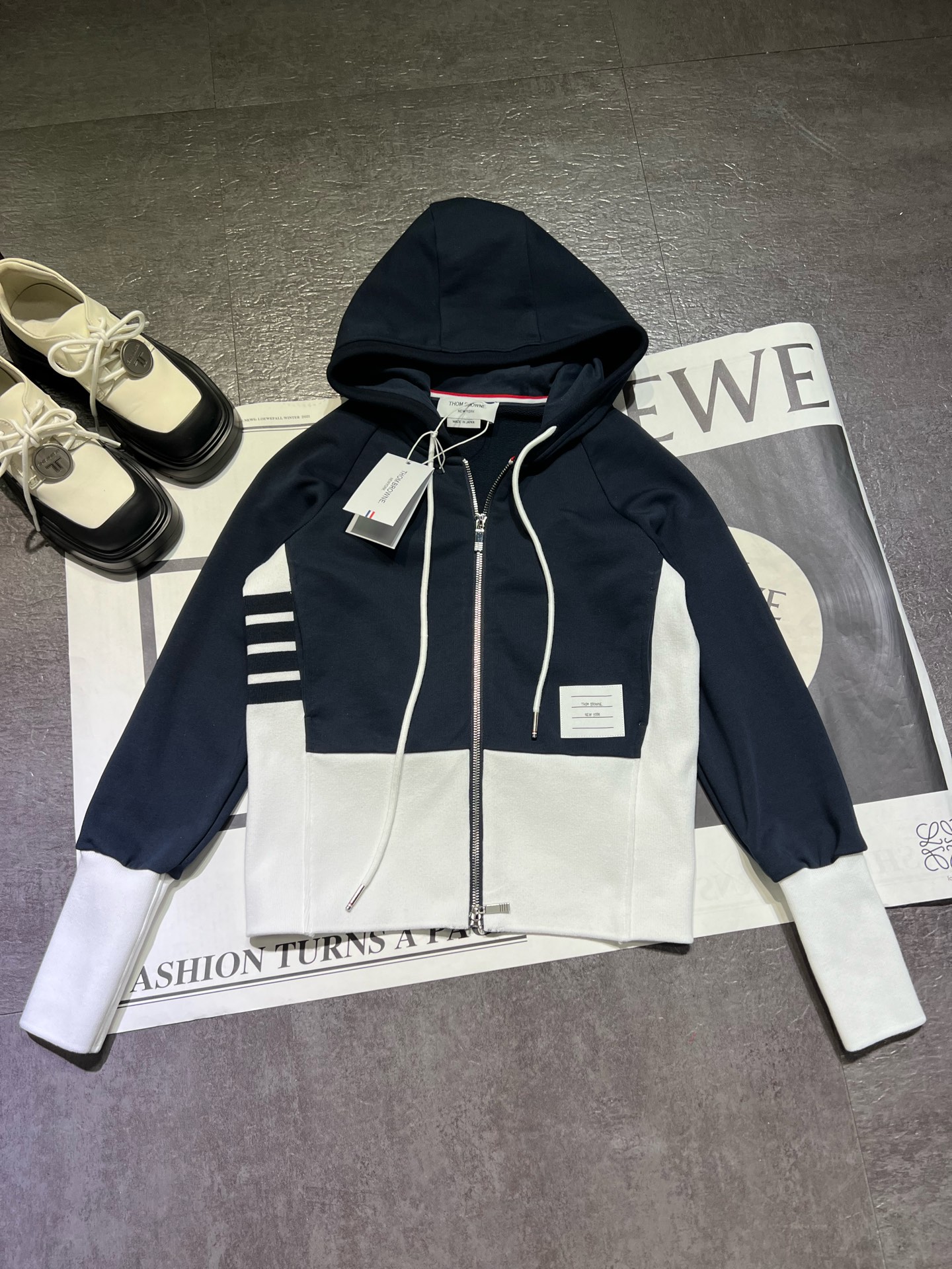 “THOM BROWN Women’s Clothing: Classic Striped Zipper Chain Miniskirts and Customized Originals” - 图片 2